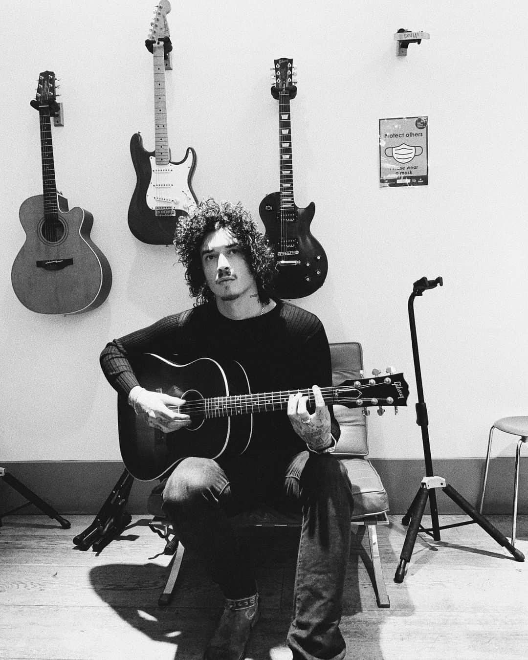 ジュリアン・ペレッタのインスタグラム：「block out the noise. I can’t wait for you to hear the rest of this album 🖤」