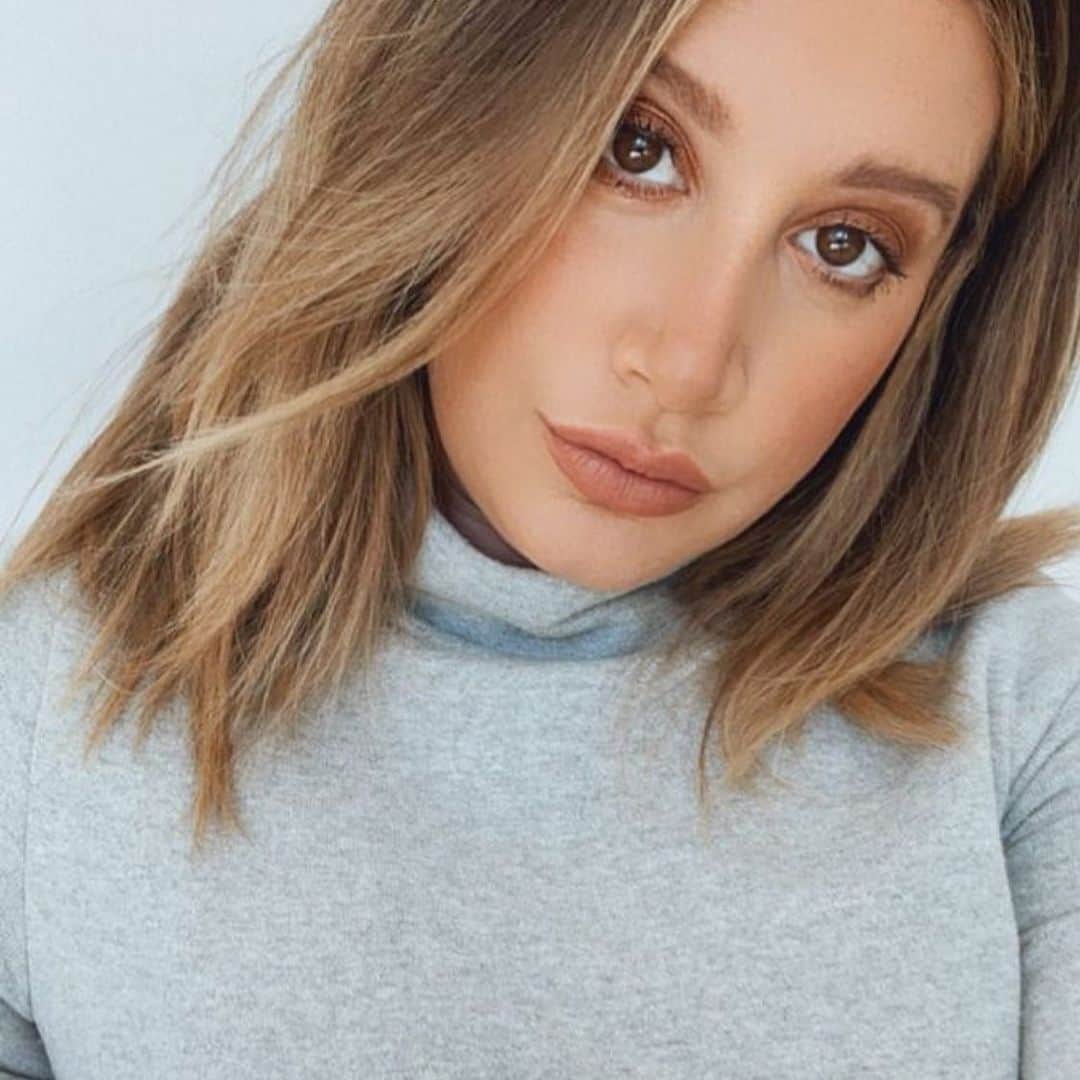アシュレイ・ティスデイルのインスタグラム：「When I get the energy to do my hair and makeup 👄」