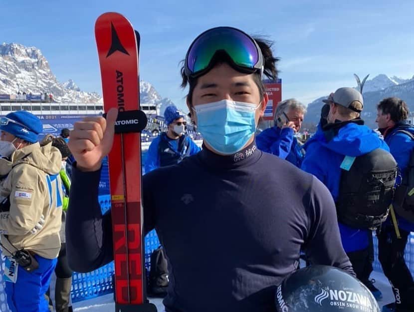 佐々木明のインスタグラム：「【World Champion ships】 現在イタリアのコルチナ・ダンペッツォで行われている世界選手権に初出場した野沢温泉村出身のセイゴが18位に入った。大回転（GS）種目はなかなか日本人はなぜか苦手で世界でなかなか微妙な立ち位置だったのですが、セイゴが今日は一つなかなか褒めてあげたい結果を残しました。  子供の頃から知っているセイゴがワールドカップで戦っているのも不思議な気持ちになるんだけど、何より初出場で18位はけっこうやった方なんじゃないか！と言ってあげたい。  そしてこの写真を撮り、2枚目の写真で共に写っている恭介は今かなり強いオーストリアチームの中心でスタッフとして働いています。恭介も野沢温泉村出身。最もオリンピアンを輩出している野沢温泉ってのは本当に不思議な場所です。  恭介に関しては最強国オーストリアチームの中心で活躍し日本からの条件付きコーチ研修後もオーストリアスキー連盟、しかもワールドカップチーム、ヨーロッパカップチーム、ジュニアどのカテゴリーからも声のかかる程の男となりました。  彼が日本に帰ってくる時には日本のトップ中のトップのコーチとなっているのは間違いありません。  今はとにかく最強国オーストリアで頑張ってくれ！  そしてセイゴ！ 俺の世界選手権デビューの記録を抜きましたよ。 俺は世界選手権のデビュー19位だった。おめでとう！  もう少しで「セイゴもうそろそろいい加減結果出さないと、ワールドカップに出る資格ないんじゃないか。」と伝えそうだったよ。  真顔で言わせないでくれてありがとう！  @seigokato  @konokyosuke  #野沢温泉の強さ #結構嬉しいよ」