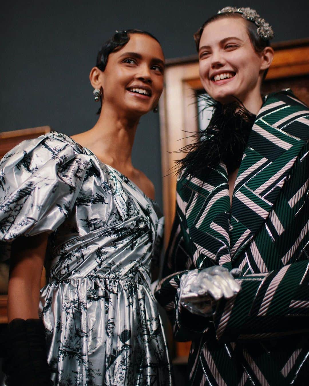 Vogue Italiaさんのインスタグラム写真 - (Vogue ItaliaInstagram)「London Fashion Week has started: discover all the brands that are presenting digitally their Autumn-Winter 2021 collections — at the link in bio. #lfw   @Erdem backstage shot by @JamStoker.」2月20日 1時21分 - vogueitalia