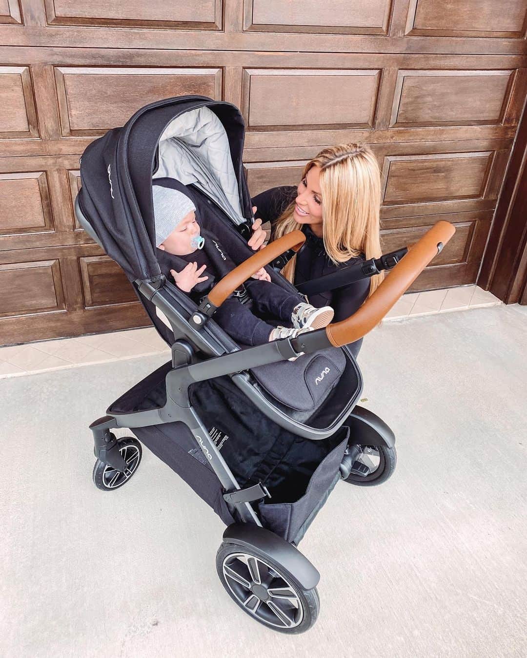 nunaさんのインスタグラム写真 - (nunaInstagram)「DEMI grow is beautifully and thoughtfully designed, including premium fabrics and full of features you both will love! 😄  This exceptionally engineered stroller features a progressive dual suspension technology that ensuress a nice, smooth ride no matter where you stroll!   📸: @whitneydillon loving these shots of you and your little one! Thank you for sharing 💕」2月20日 1時23分 - nuna_usa