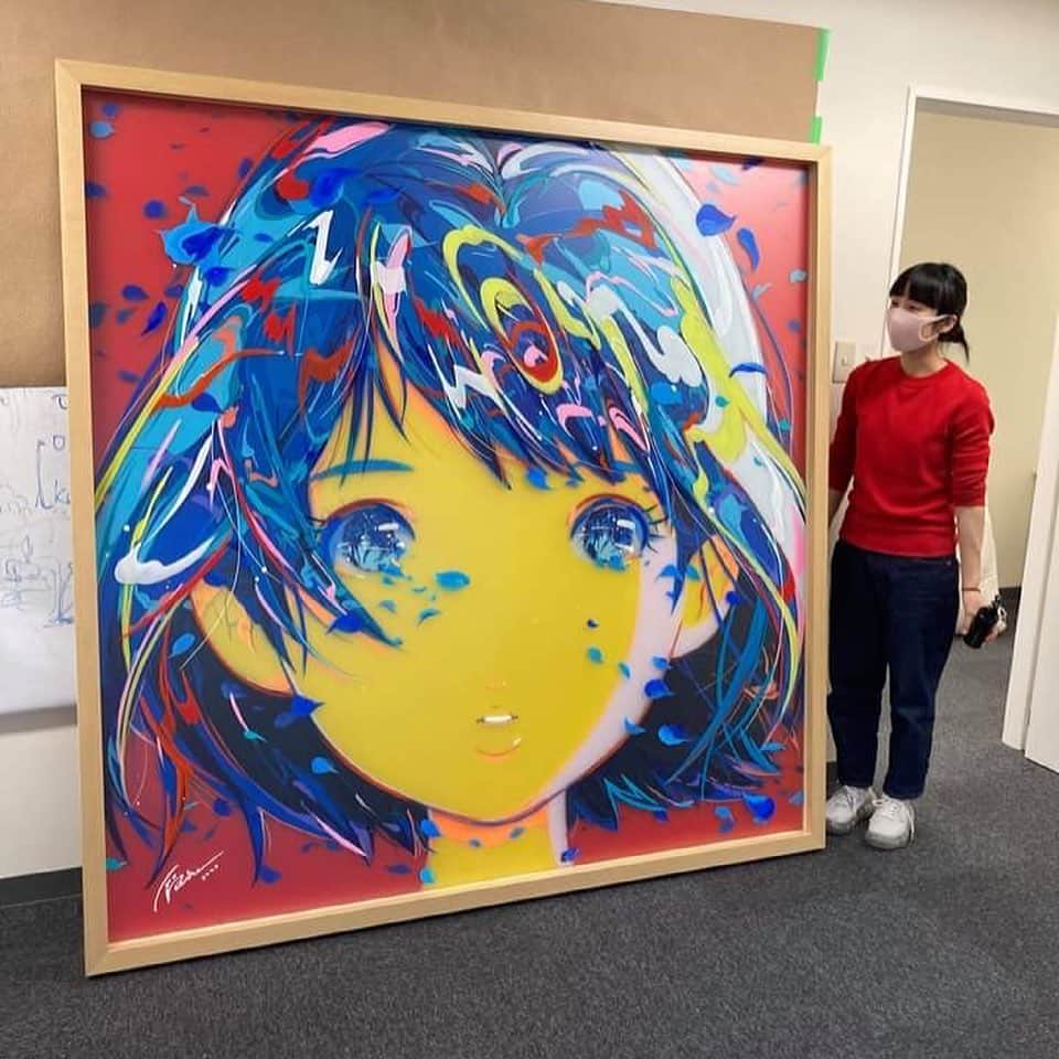 家入一真のインスタグラム：「作品画像のみだと伝わらない、この大きさ。そしてアクリル板5枚とそれを支える木枠で80kg近くある重さ。これは完全に立体作品である…笑。設置お疲れ様でした…！  愛☆まどんな @aimadonna.jp  青い桜  2020 アクリル板、アクリル絵具、オイルペンシル 1880×1880×80mm  #aimadonna  #愛まどんな  #acrylic  #acrylicpainting  #contemporaryart  #artwork  #urbanart  #現代美術 #現代アート #コンテンポラリーアート #アートコレクター #アートコレクション #artcollector  #artcollection  #japaneseart #adgallery  #ミヅマアートギャラリー  #家入コレクション」