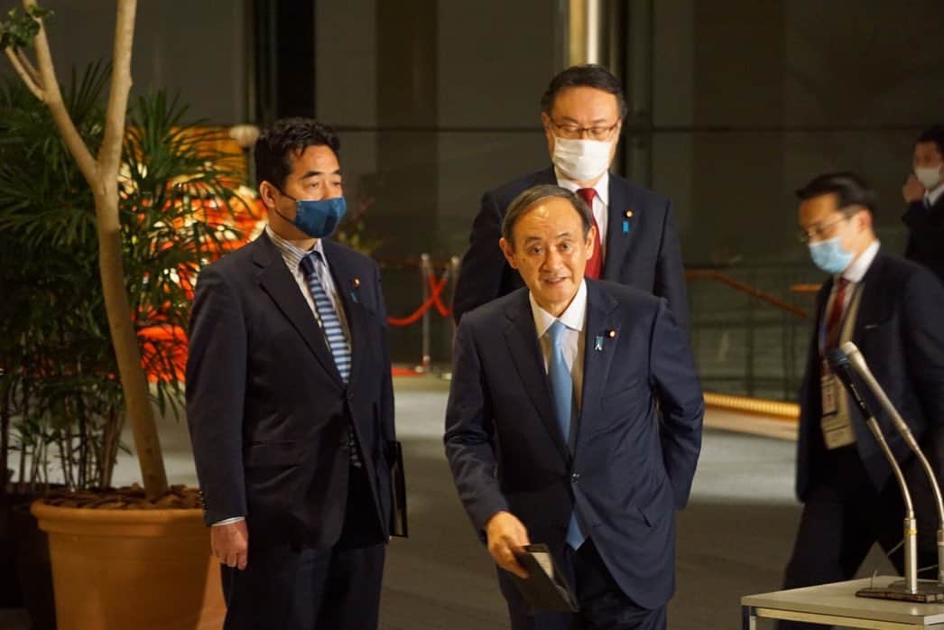 菅義偉さんのインスタグラム写真 - (菅義偉Instagram)「先ほど、G7でテレビ電話会議を行いました。新型コロナウイルスを中心に議論を行い、私から日本の感染状況と対策を発表し、評価を得ました。 また、感染収束の決め手となる ワクチンについて、公平な形で配分する方向性について一致しました。 東京オリンピック・パラリンピックについては、新型コロナに打ち勝った証として、安心安全の大会を開催することに、全員の支持を得ることができました。大変心強いと思います。 初めてのG7での会談でしたが、普遍的価値観を共有するそれぞれのリーダーとして、これから ポストコロナを含めて団結してやっていこうという、力強い会合となりました。」2月20日 1時31分 - suga.yoshihide