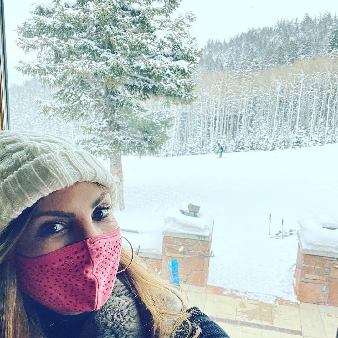 ヘザー・マクドナルドのインスタグラム：「My view for a few days! In #deervalley #parkcity with my boys. My mask is by @mrsjillzarin」