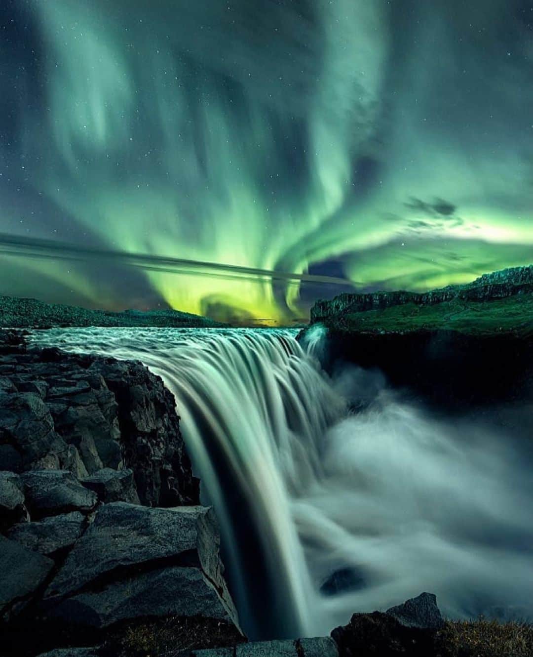 Earth Picsさんのインスタグラム写真 - (Earth PicsInstagram)「Auroras over the Dettifoss waterfall in Iceland. 😍 by @madspeteriversen_photography」2月20日 1時33分 - earthpix