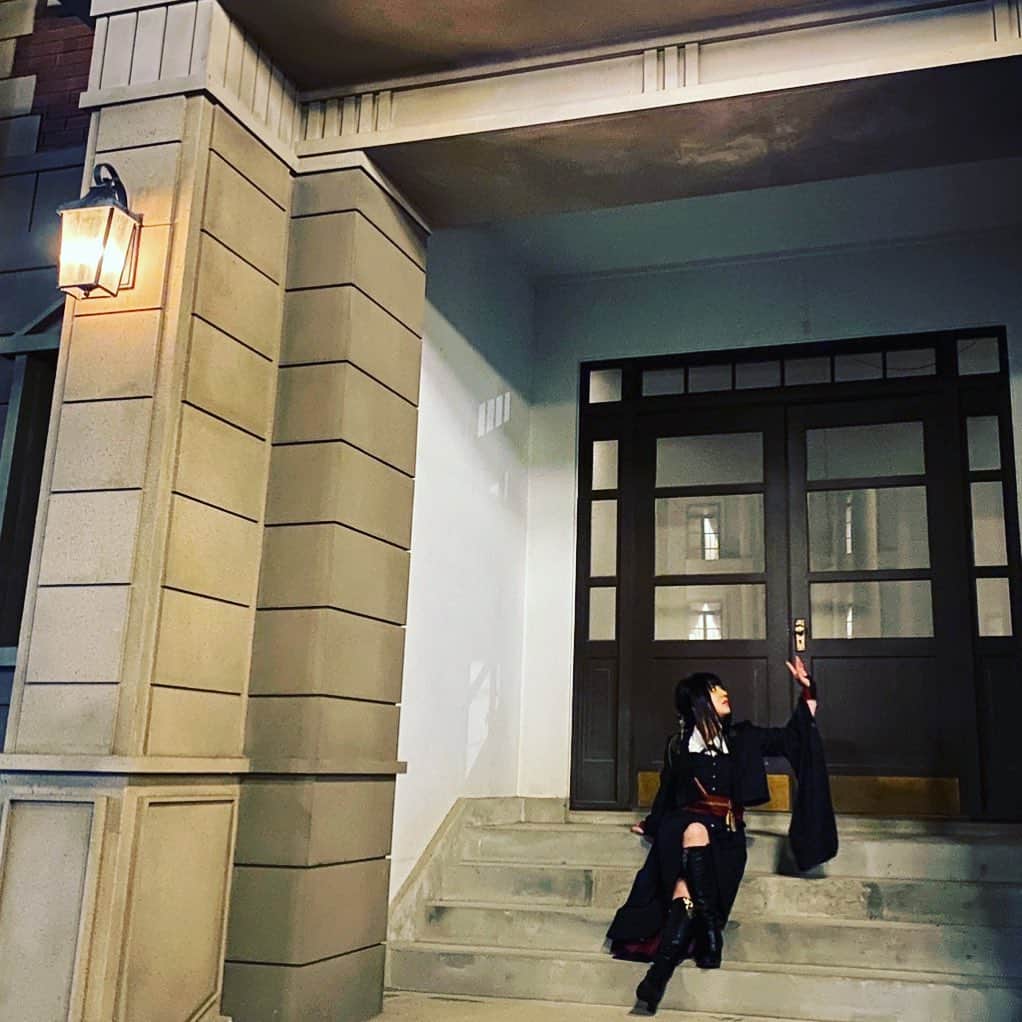 鈴華ゆう子のインスタグラム：「生命のアリア撮影の日に。ちょっと座るだけで雰囲気のあるロケ地でした。Great location❤ #生命のアリア #鈴華ゆう子 #和楽器バンド #ワープステーション江戸 #Wagakkibnd #yukosuzuhana」