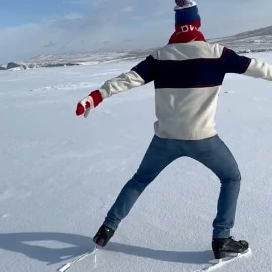 アレクサンドル・エンベルトのインスタグラム：「Начал готовиться к шоу ещё на отдыхе!😁 ⠀ Много вопросов о качестве льда на Байкале и о том, похож ли он на лёд крытых профессиональных катков!⛸ ⠀ Вообще похож лёд только тем, что он тоже скользкий!😁 Там очень холодно и лёд очень жесткий, перемороженный и чтобы делать сложные шаги и закладывать дуги, коньки должны быть острые! ⠀ Также там достаточно много трещин во льду и, когда катаешься и тем более делаешь повороты и вращения, лучше смотреть под ноги! Бывает начинаешь поворот, конек попадает в трещину, и моментально останавливается, а плечи продолжают вращаться!😬 ⠀ Ну и, конечно, там холодно 🥶 так что обилие одежды довольно сильно сковывает движения! Когда активно катаешься, тебе становится теплее и ты можешь снять куртку, но всё ровно такой свободы, как на тренировках на крытых катках, почувствовать сложно🤗 ⠀ Так что катание в таких местах больше для удовольствия, чем для того, чтобы сделать что-то сложное и необычное😊 ⠀ Записать ещё видео на естественных катках, пока не растаял лёд?😉 ⠀  #фигурноекатание #figureskating #ледниковыйпериод #байкал #ледбайкала」