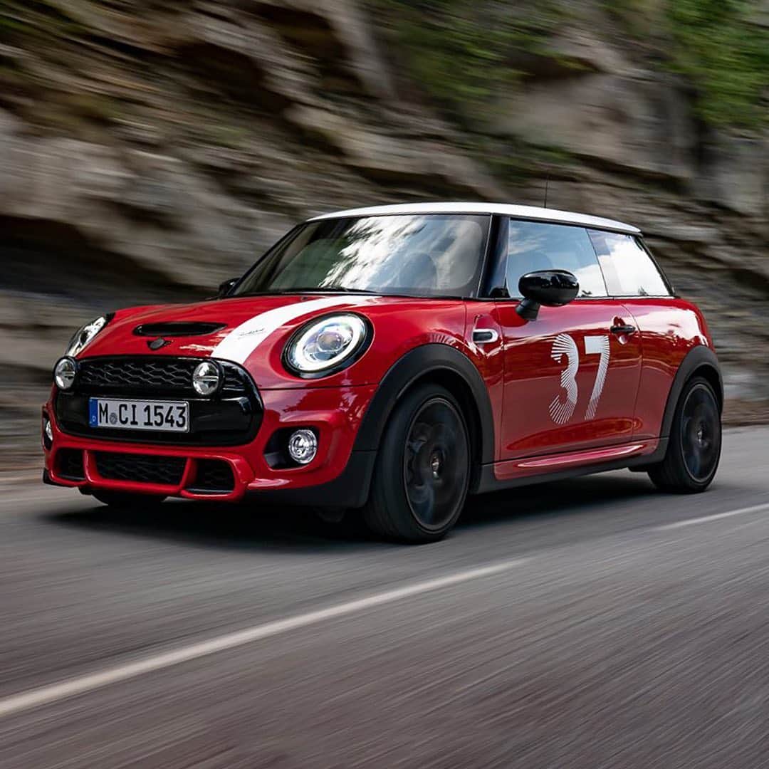 HYPEBEASTさんのインスタグラム写真 - (HYPEBEASTInstagram)「@hypebeastcarclub: @mini has unveiled a new trim commemorating Northern Ireland’s Patrick Hopkirk and his 1964 Monte Carlo rally win. Limited to only 65 units, the hot-hatch features a Chili Red paint job, white roof, a signed hood stripe, and “37” graphic while sitting atop  17-inch JCW performance wheels, upgraded suspension, and more. The car is also powered by a turbocharged 2.0-liter engine that makes 228 HP and 236 lb-ft of torque. Click the link in bio for more details.⁠⁠ Photo: MINI」2月20日 1時51分 - hypebeast