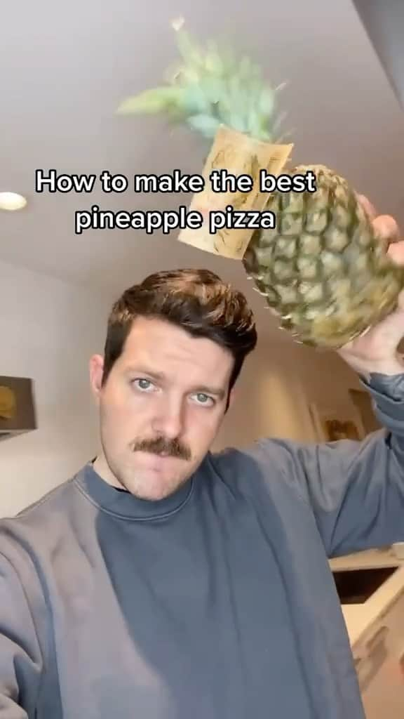 ディロン・フランシスのインスタグラム：「The best pineapple pizza recipe #cooking #diy #pineapple #pizza #recipes #foodporn #mustache」