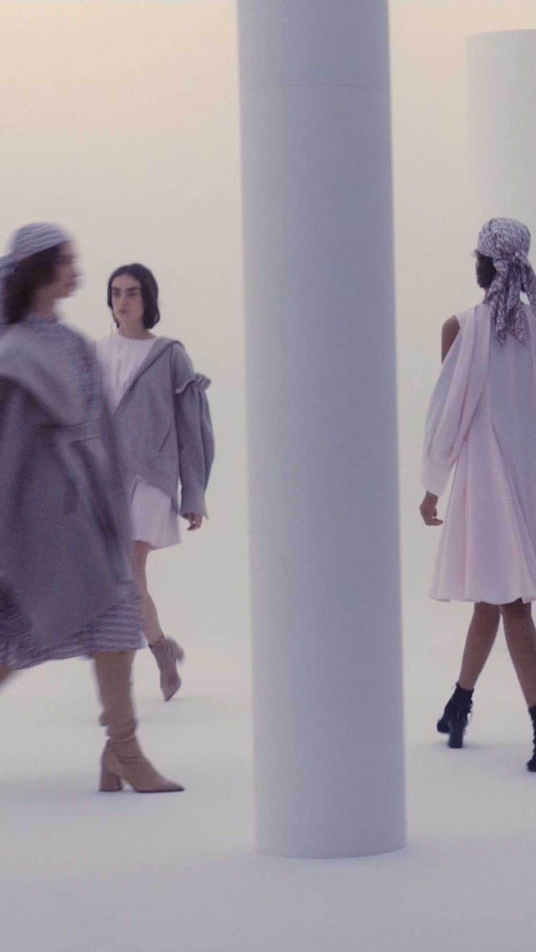 アディアムのインスタグラム：「Behind the scenes of our Fall Winter 2021 Digital Runway Show. #BTS #FW21 #NewCollection」