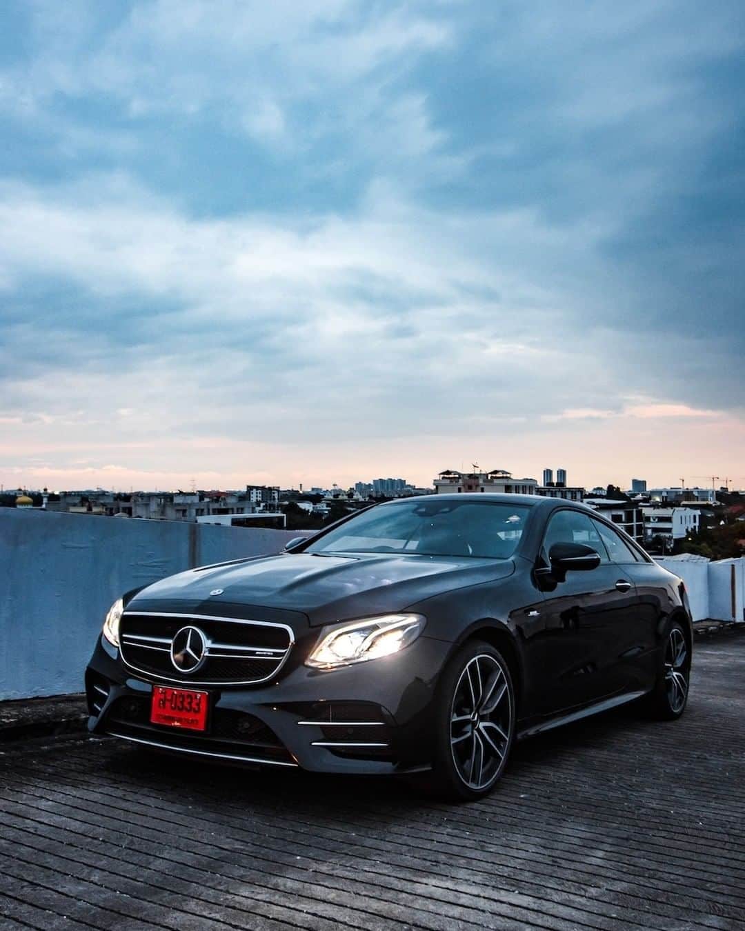 Mercedes AMGのインスタグラム：「[Kraftstoffverbrauch kombiniert: 8,9–8,5 l/100 km | CO₂-Emissionen kombiniert: 204–194 g/km | amg4.me/efficiency-statement | Mercedes-AMG E 53 4MATIC+ Coupé]  Always hitting the mark - bold and striking! Don't forget to submit your own photos with #AMGSpirit for a chance to be featured!  📷 @donamtykl   #MercedesAMG #DrivingPerformance #AMG」