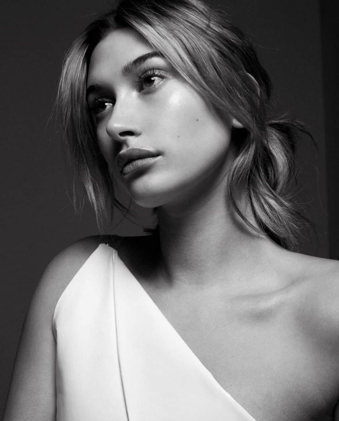 Kento Utsuboのインスタグラム：「Beautiful @haileybieber 💕  ⚡️ @vmagazine ⚡️ Photography @darren_mcdonald  Stylist @paulbui  Hair @yuhi_kim @bridgeartists  Makeup @kentoutsubo  Set design @danielleselig  Art direction @mattrmcdonald   💡質問など、ありましたら気軽にコメント欄にお願いします📝😊💫  ———————————」