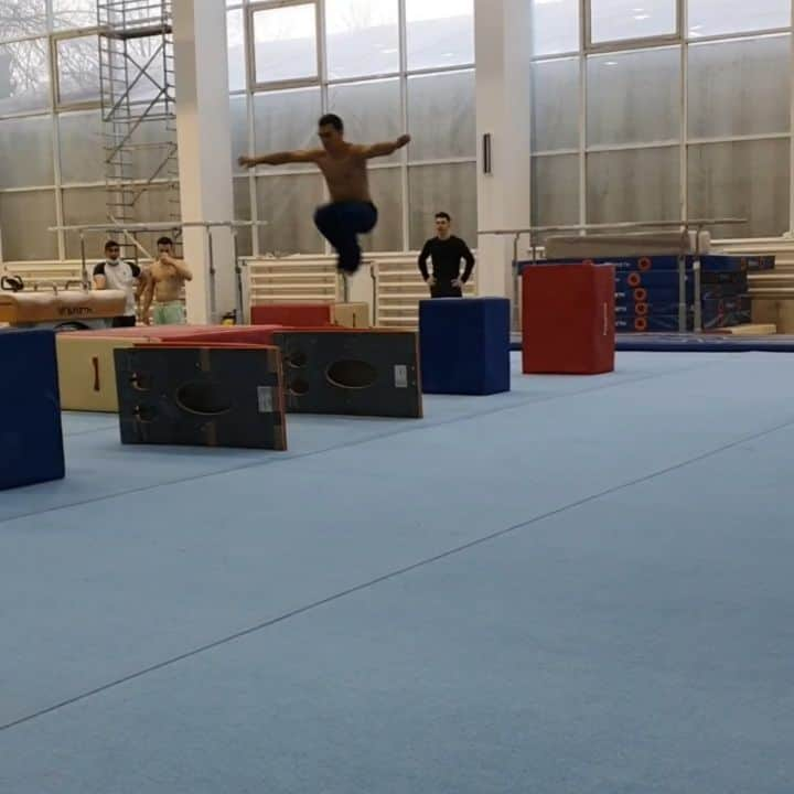 マリアン・ドラグレスクのインスタグラム：「🤸‍♂️🤸‍♀️🤸😁❤ #gymnastics #gymlife #dragulescu #amd #goodvibes #funny #gym 😊」