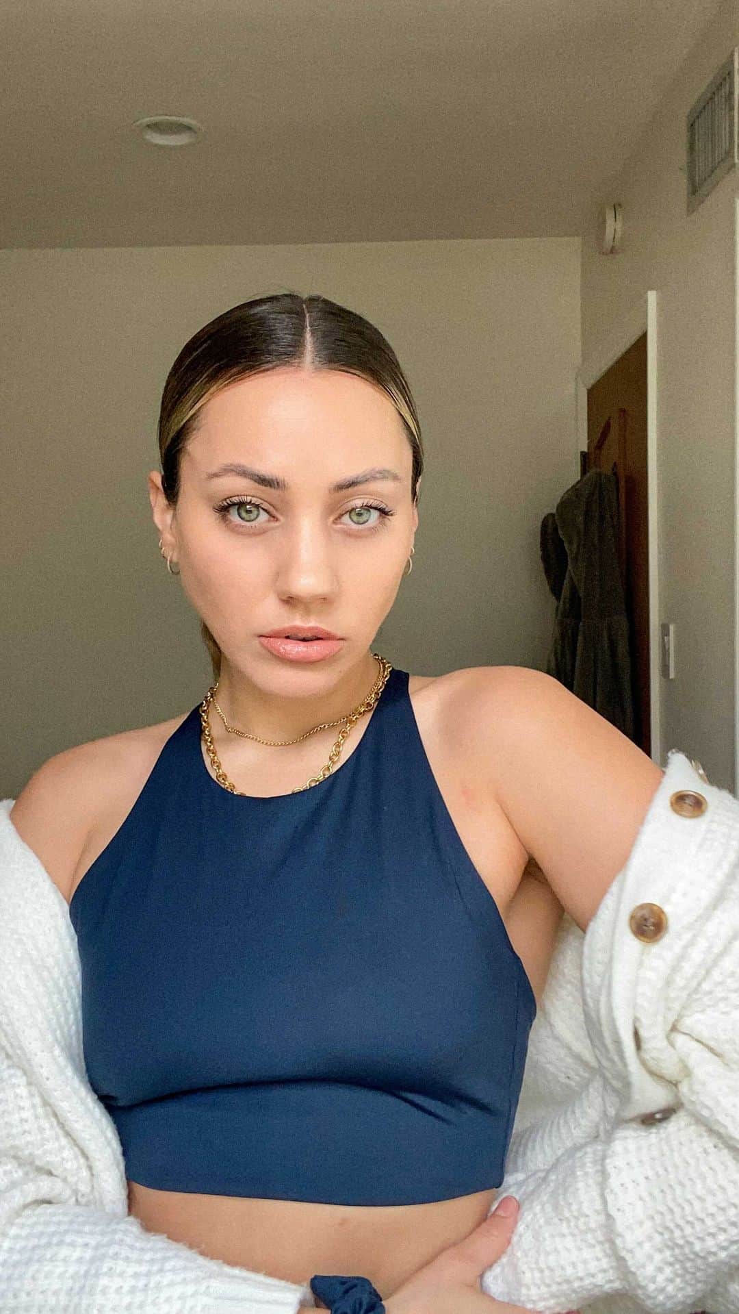 Camden Scottのインスタグラム：「Mornings look a little different these days... I’ve learned that in order to feel good I need to get myself somewhat put together but I’ve also been incredible lazy 🙃 My new uniform is workout clothes (even tho I’m probably not working out), slicked back hair, and a legit 60 second makeup routine with my clean/vegan @bitebeauty products.」