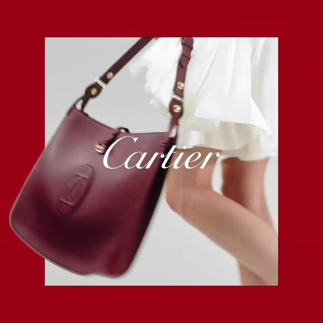 カルティエのインスタグラム：「The Must Hobo bag's relaxed style and monochromatic elegance capture the spirit of today. #MustdeCartier」