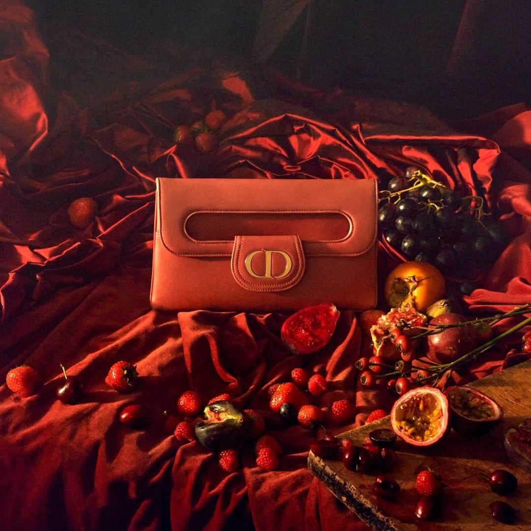 クリスチャンディオールさんのインスタグラム写真 - (クリスチャンディオールInstagram)「The 'CD' initials make for a bold signature on some of the House's most covetable bags for #DiorSS21 by @MariaGraziaChiuri. The day-to-night versatility of the 'DiorDouble' bag is mirrored by the hands-free adaptability of the #DiorBobby and #Dior30Montaigne bags which can be slung over shoulders or crossbody for a look that speaks elegance with ease. © @Elina_Kechicheva」2月20日 2時00分 - dior