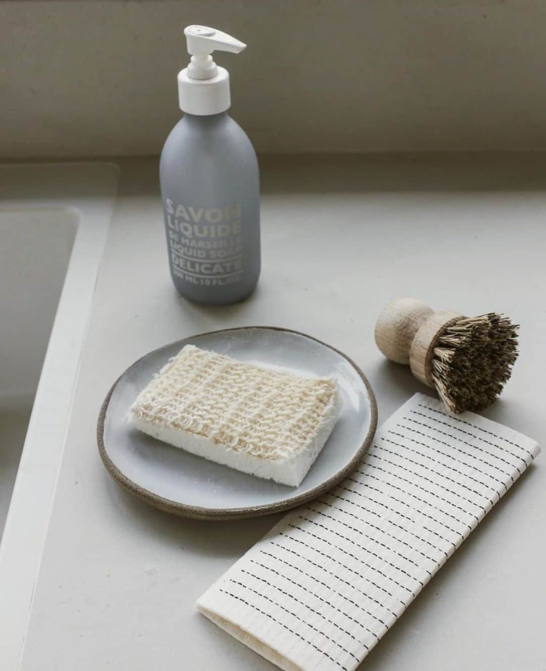 カンパニードプロバンスのインスタグラム：「Une touche de délicatesse avec notre flacon pompe en verre givré, où lumière et transparence sont mises à l'honneur 🌞⁠ 🌿 94.5% d'ingrédients d'origine naturelle⁠ 🌿 Naturellement glycérinée⁠ 🌿 Enrichie en huile d'olive et huile de coprah⁠」