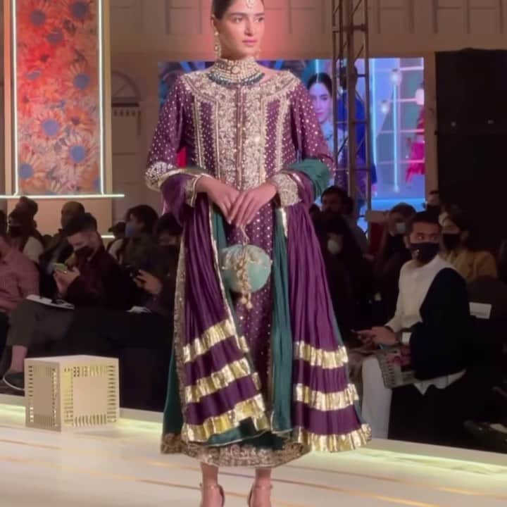 Indianstreetfashionのインスタグラム：「How drool worthy is this purple x emerald outfit 🤤 #indianstreetfashion @indianstreetfashion #indianwedding #weddings #weddingsupplier #wedding #weddingsofinstagram #instawedding  #bridesofindia #bridesofinstagram #indianbridaloutfit #bridaloutfit #weddinglook  #bridestyle #weddingtrend #jewellery #weddinginspo #weddingplanner #weddingblogger #destinationwedding #weddingchoreography #couture #weddingjewellery #weddingshopping #weddingseason #indiandesigner Outfit : @harisshakeelofficial」
