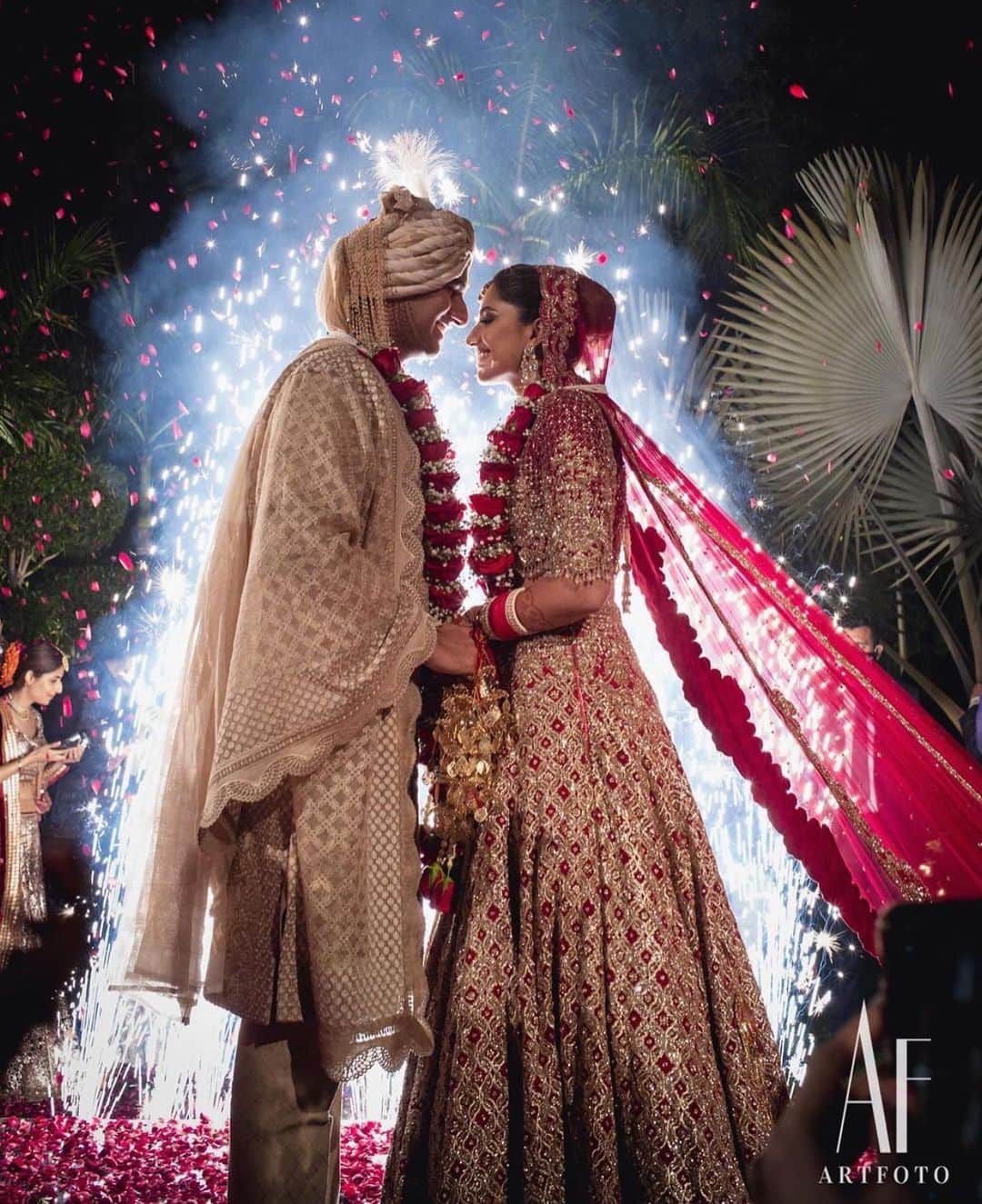 Indianstreetfashionのインスタグラム：「Forever begins now .. 🥰 #indianstreetfashion @indianstreetfashion #indianwedding #weddings #weddingsupplier #wedding #weddingsofinstagram #instawedding  #bridesofindia #bridesofinstagram #indianbridaloutfit #bridaloutfit #weddinglook  #bridestyle #weddingtrend #jewellery #weddinginspo #weddingplanner #weddingblogger #destinationwedding #weddingchoreography #couture #weddingjewellery #weddingshopping #weddingseason #indiandesigner  📷 : @artfotostudios」