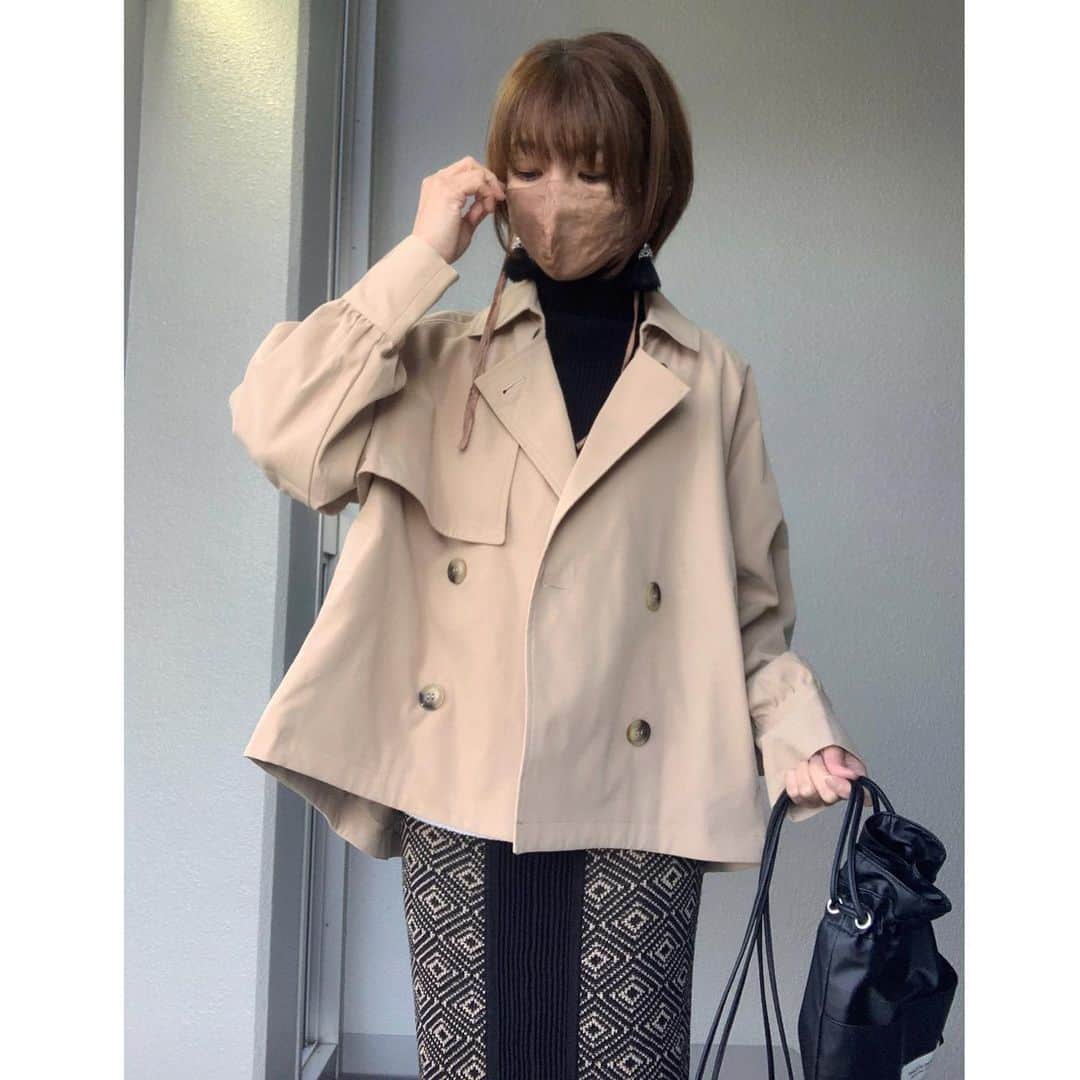 のインスタグラム：「探してたショートトレンチ @pierrot_shop さんで見つけた!! コレ‧✧̣̥̇‧めっちゃくちゃ可愛いです🤍!!  オーバーサイズで落ち感があるので、サラッと羽織るだけで抜け感があって熟れた感じになるのが嬉しい❥ ❥ ❥ 横からのシルエットとか可愛い過ぎて、袖通した時キュンなった🤍!!  薄手なので季節の変わり目にぴったり!! 今から初夏まで長く着れそう‧✧̣̥̇‧  質感も上質で高見えなのに手洗い可能とか😳!! 素敵ポイント❥ ❥ ❥  coat➸#pierrot_shop  vest➸#studious  T➸ #beamswomen  skirt➸#todayful  bag➸#beautifulpeople  boots➸#canaljean   #pierrot #ピエロアンバサダー  #オーバーサイズショートトレンチ (s2011-072045) #春アウター #code  #coordinate #ootd #pr #outfit #mylook #ママ #コーデ  #mineby3mootd #like4like #お洒落さんと繋がりたい #ビュースタグラマー #ponte_fashion #chao_app  #156cm #156cmコーデ  #ショート #ショートヘア #ショートボブ」