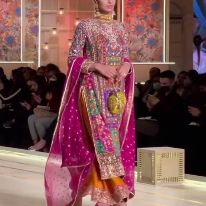 Indianstreetfashionのインスタグラム：「The perf—ect mehendi outfit doesn’t exist!? Just look at the colour burst 😍😍 #indianstreetfashion @indianstreetfashion #indianwedding #weddings #weddingsupplier #wedding #weddingsofinstagram #instawedding  #bridesofindia #bridesofinstagram #indianbridaloutfit #bridaloutfit #weddinglook  #bridestyle #weddingtrend #jewellery #weddinginspo #weddingplanner #weddingblogger #destinationwedding #weddingchoreography #couture #weddingjewellery #weddingshopping #weddingseason #indiandesigner Outfit : @harisshakeelofficial」