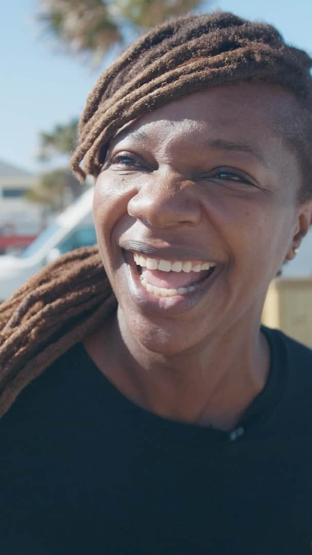 Surf Magazineのインスタグラム：「Gigi Lucas (@living_inthelight) is the founder and executive director of @surfearnegra, a charitable organization with a mission as endearing as it is simple: get more women of color into surfing.   Learn more about the cultural figures that make Jacksonville, Florida tick in our @redbull_surfing Night Riders recap playing now on the site.」
