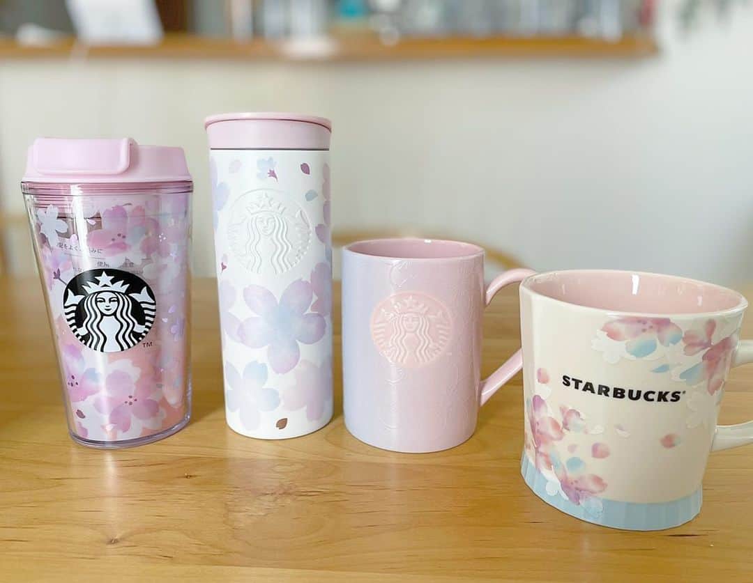 uta saitoのインスタグラム：「出産祝いのお礼🌸  更新が滞って申し訳ありません ストーリーでお伝えしたとおり この度　18日に 3日かけて3900グラムの女の子を 出産しました👶  母子ともに元気で 会陰切開もせずピンピン しております☺️❤️  そして！！  どんどん届くお祝いの品と コメント、メッセージ 本当にありがとうございます😭❤️  お仕事先からまで お祝い届きました 感激😭❤️  本当に周りに恵まれてます  一発目はいきなり 自分からのお祝いですが笑  スタバ届きました！🌸 大好き春生まれ😩❤️  水色とピンクの組み合わせ最強。  二つ目は 抜群のセンスでいつも 最高のプレゼントを 音速で手配してくれる うさまるねぇさんから笑🐰  見てないけど 全部、おうちにいる メガネさんが🥸不器用ながら 撮影してくれたものです😂  本当にありがとう❤️  @usamaru1357   フォロワーのみなさん 本当に本当に ありがとうございます  心からのお礼と感謝の気持ちで ダダ漏れです！🥺  入院5日目 退院まであと3日。  育休をひと月とってくれた メガネさんと 小さなお兄ちゃん 一人っ子からのどんでん返しの 姉さまと  みんなでゆっくり 過ごしたいと思います🌸☺️  今回は完全母乳にしません😂 ミルクも込みで　みんなで 育ててもらいます笑  初老なめんなよ！←  ありがとう❤️」