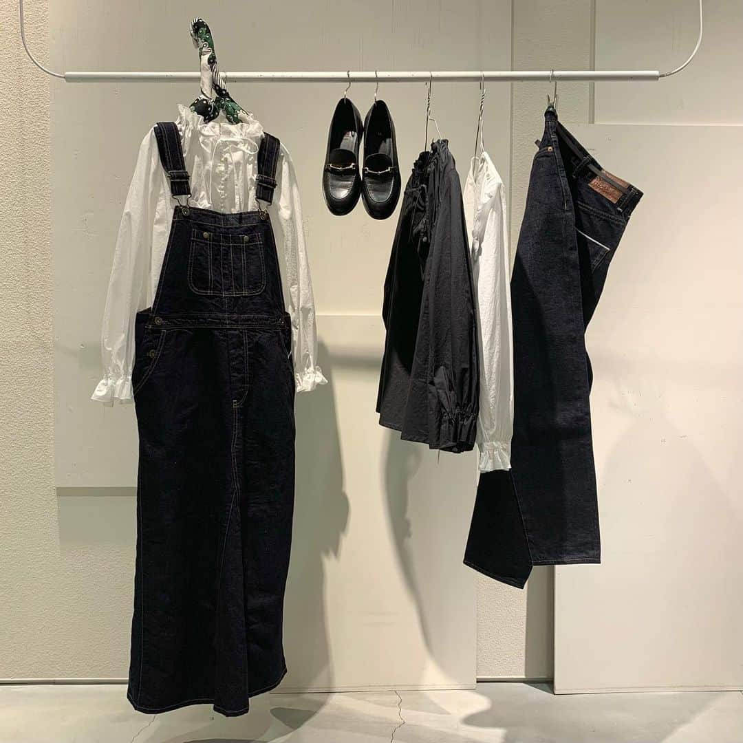 l'atelier du savonのインスタグラム：「･ // new arrival // ･ ･ ブラウス×デニム  シンプルな合わせ方だからこそ いつになってもステキです  peupresらしいフリル使いが ポイントのブラウスは2種類ございます。  ･ ･  @peupres  フリル衿ブラウス ¥13,000+tax ･ フリルブラウス ¥13,000+tax  ･ ･  @fig_london  C/L DENIMジャンパーSK ¥19,800+tax ･ セルビッチデニム no.001 ¥12,800+tax ･ leather bit loafer ¥22,500+tax  ･ ･ #latelierdusavon #アトリエドゥサボン  #figlondon #フィグロンドン #iamiinfact #アイアムアイ #didizizi #ディディジジ #春コーディネート #白ブラウス #フリルブラウス #デニム #デニムコーデ」