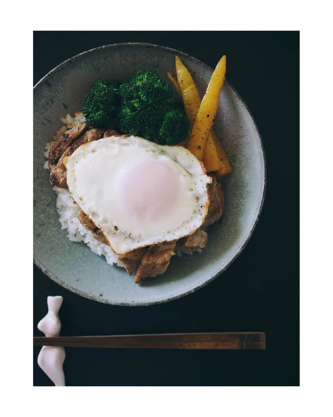 花楓のインスタグラム：「お昼です🔪🌿  今日怪獣は学校。 1人ゆっくり食べれます。 昨日の残りの豚肉で。 今日はゆずのポークジンジャー。 たっぷりの生姜と柚子と、 リンゴのペーストは絶対。  何でだろ、🍳は乗せたくなる。 これだけで気分は大好きな ファミレス🍽  白米ミルキーさんがスペシャル ということもあり、 幸せなランチでした🙏🏻  これ食べて昼寝したら 終わりだね🥺🤚🏻🛋  #作るなら丁寧に」