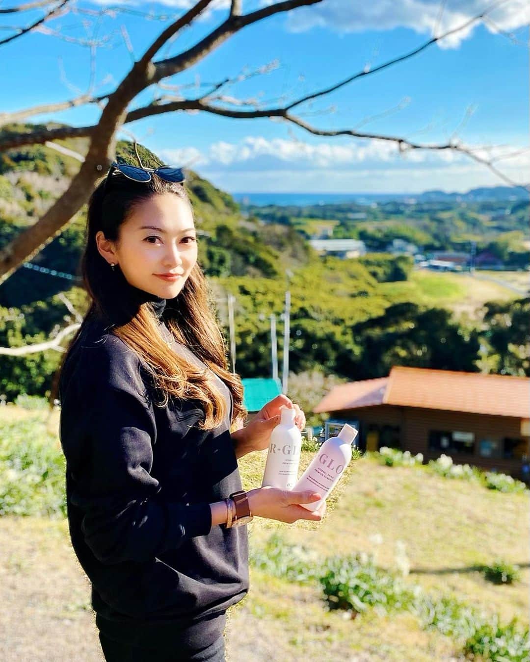 SAORIのインスタグラム：「髪が綺麗だと 気分も良くなるのは女子だけかな？？💇‍♀️ @rglow_jp シャンプー&トリートメントは 泡立ちが良くてお気に入り😋 髪の毛の乾燥がすごく気になってたけど するするーっと滑らかな指通りになった😍 水気を取った髪の毛に馴染ませると浸透力抜群が分かるよ🙌 少し置いて流すとしっとり🤤 しっかり洗い流すとツルツルに🤤🤤 ボトルの大きさは持ち運びにgoodで お泊まりにも持って行ったよ⛺️🌿 いい眺めーん❤️❤️❤️ . #rgrow #アールグロウ #シャンプー #アミノ酸シャンプー #トリートメント #艶髪トリートメント #ヘアパック #サラサラヘアー  ✾ ⌚️ @nomonday_jp . 10%OFFクーポン使ってね♡ 『saograu95』 (2022/1/20まで有効) #nomonday#ノーマンデー#腕時計#時計#手元倶楽部」