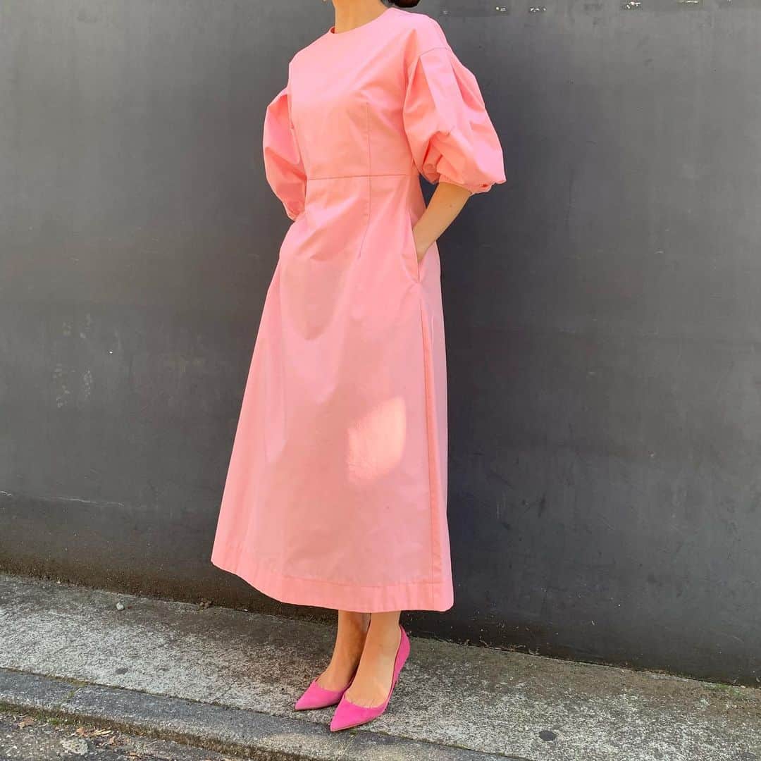 Tsuru by Mariko Oikawaのインスタグラム：「New arrival!  春の陽気に誘われて気分はピンク♪ 一枚で完成するワンピースはボリューム袖と立体的なフォルムでブラッシュアップ◎  Alessandra/PINK ¥29,000+tax  #tsuru #tsurubymarikooikawa #2021ss」