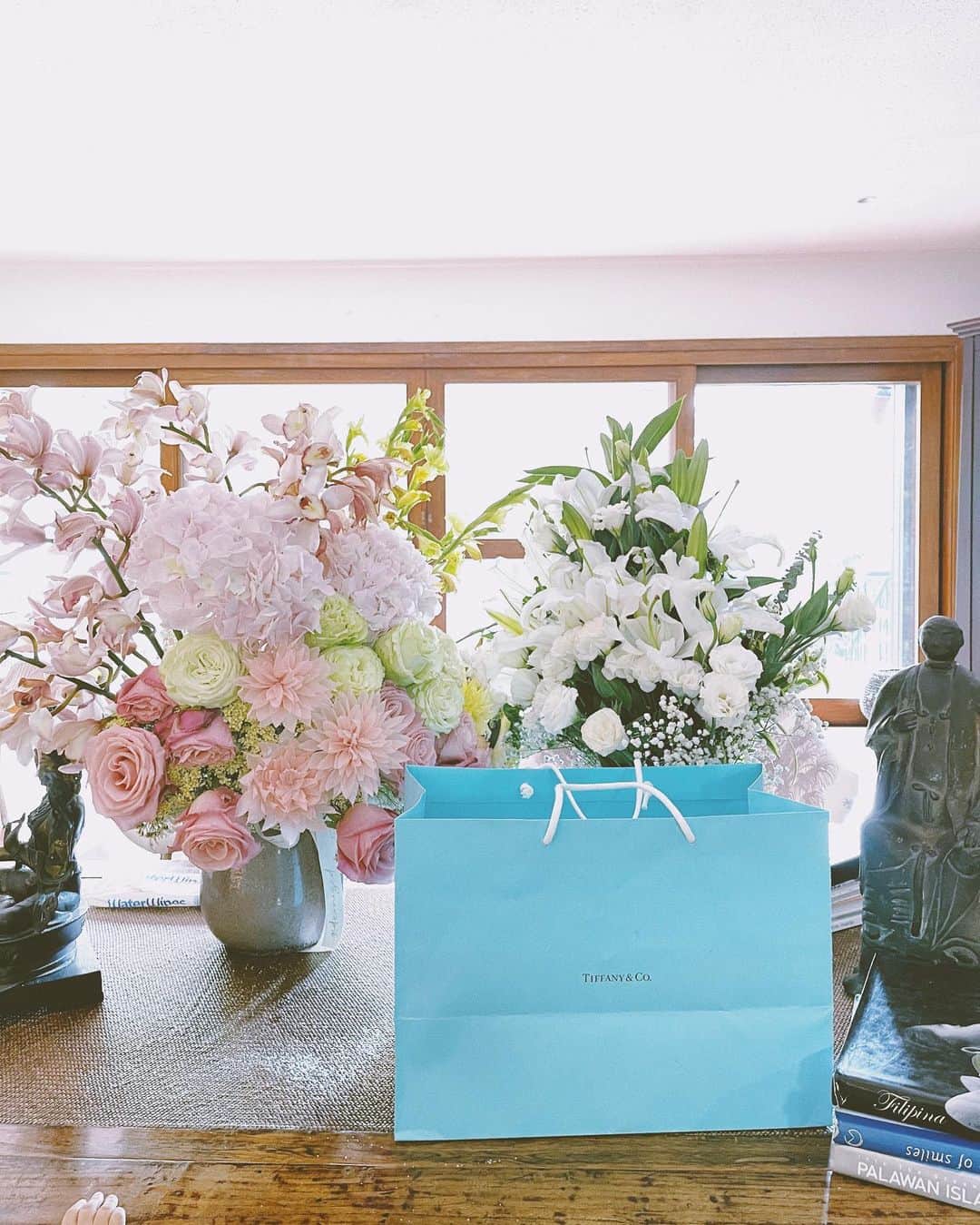 アン・カーティスのインスタグラム：「What a lovely sight to wake up to. Thank you @tiffanyandco @ssilifeph 🤍  Spot the little hand that’s ready to attack the box and bag 🖐🏽」
