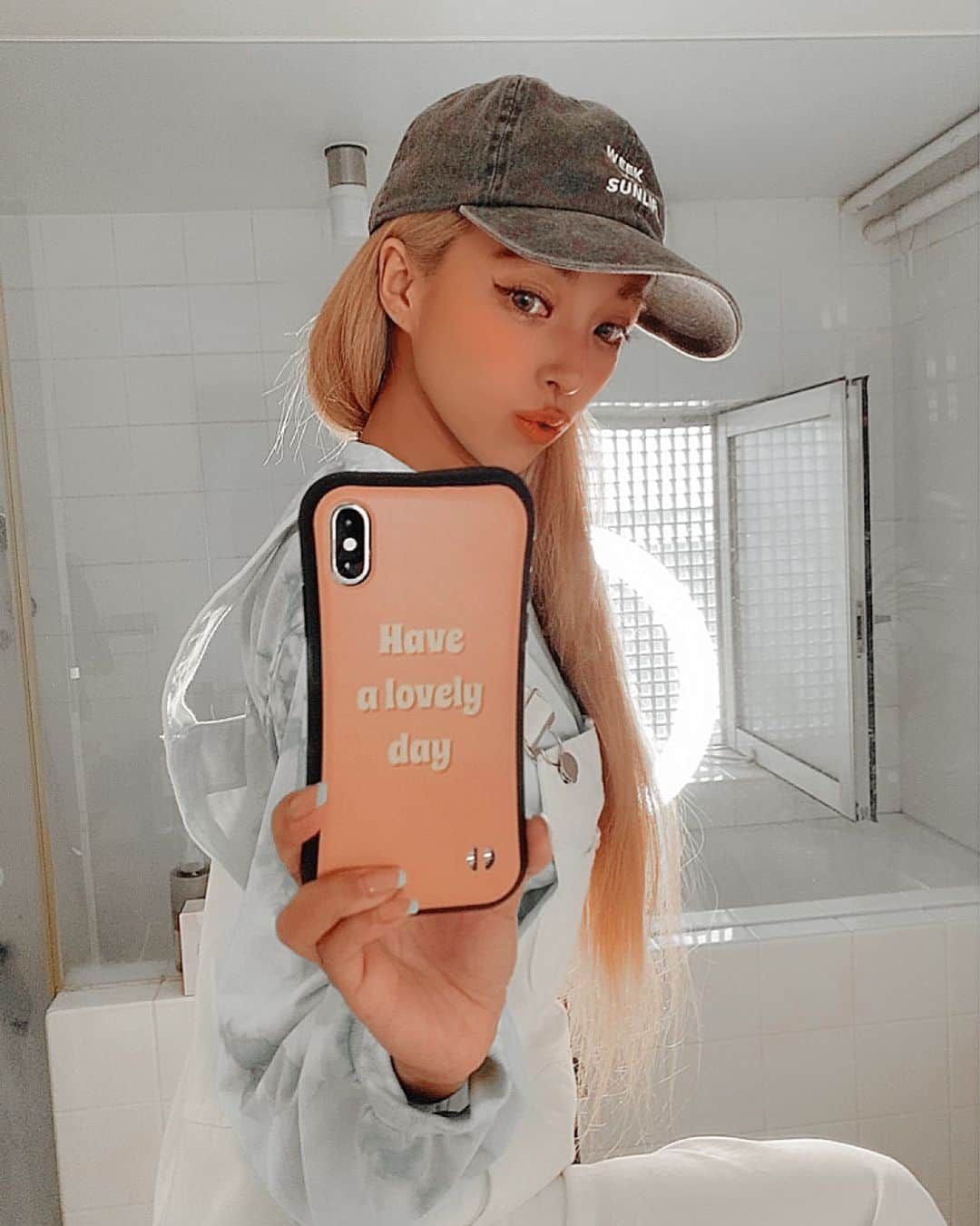 のインスタグラム：「𝐧𝐞𝐰 𝐢𝐏𝐡𝐨𝐧𝐞 𝐜𝐚𝐬𝐞 🇺🇸  🍿𝐇𝐚𝐯𝐞 𝐚 𝐥𝐨𝐯𝐞𝐥𝐲 𝐝𝐚𝐲🧡🍩  アメリカンビンテージな配色🌈 四隅がグニュンとしたフォルム🇺🇲 たまらなく可愛いっ🍫🧡🤤 @___amandaofficial  他のモチーフシリーズもカワイくて集めたくなる➰🌈🤔  #iPhonecase#retro#American #Americangirl#style#happy#sunnyday」