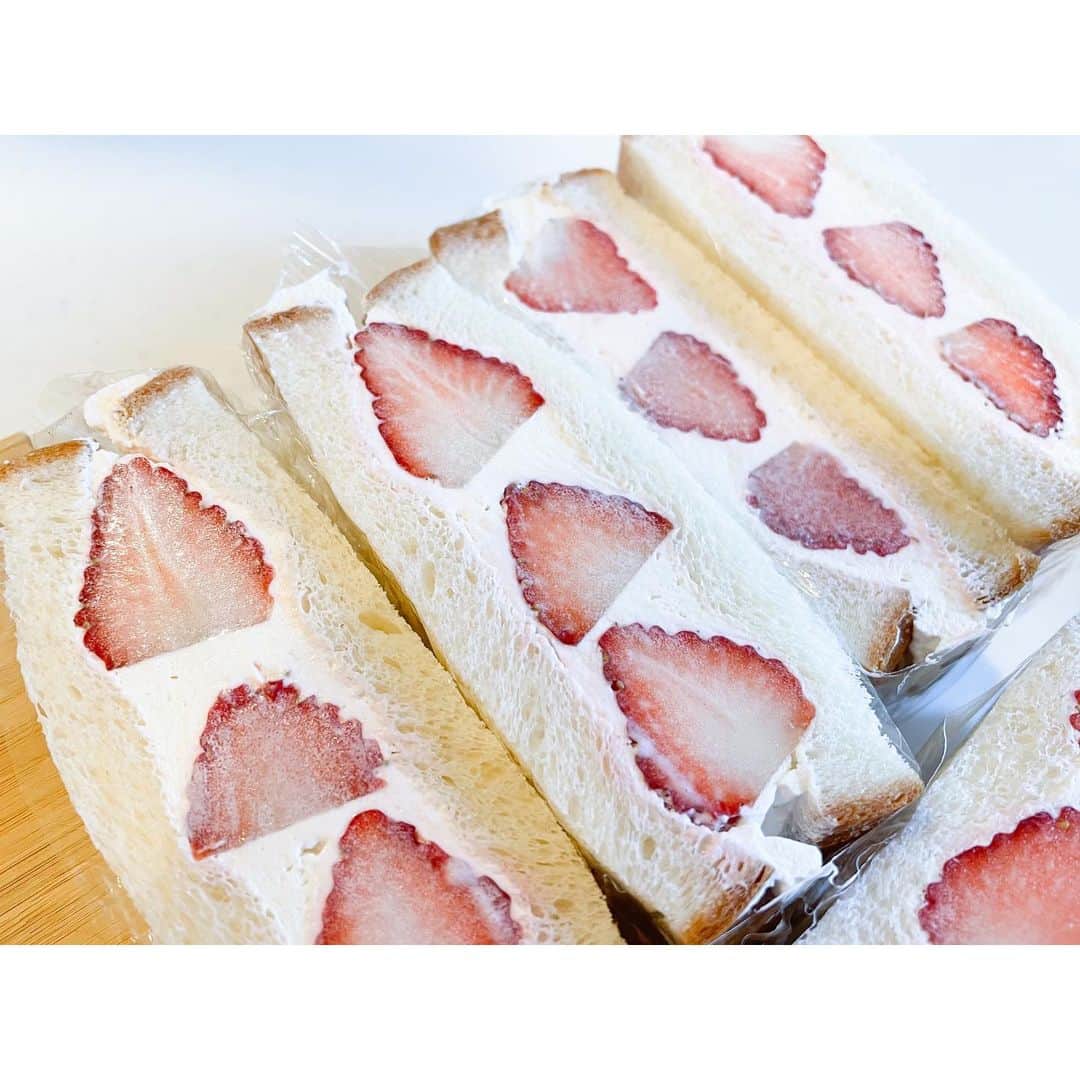 若林翔子のインスタグラム：「. . 萌え断♡ 朝からめちゃくちゃハッピーな気分😍  #YouTube #料理と暮らす #3月くらいに公開予定 #サンドイッチ　#sandwich  #いちご　#苺　#🍓 #いちごサンド　#クリーム」