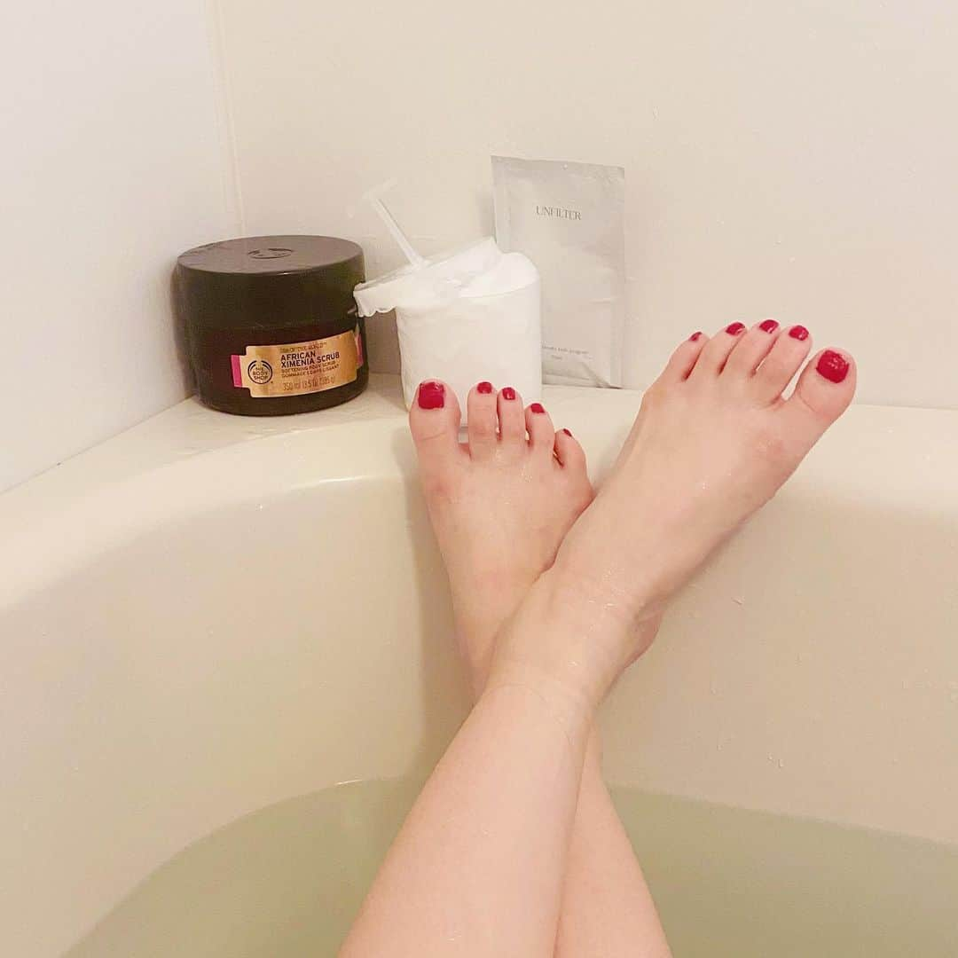 LINAさんのインスタグラム写真 - (LINAInstagram)「@unfilter_official のバスオイル🛀  1ヶ月、週2日の集中プログラム でしっかり整えてくれる⭐️  入浴剤使うと、お風呂上がりボディクリーム塗るのサボってもいいかなって気分になるくらい保湿されるよ💝  #unfilter #unfiltertime #アンフィルター #入浴剤 #バスオイル #集中ケア  #アロマ #お風呂」2月20日 11時27分 - rinatea0519