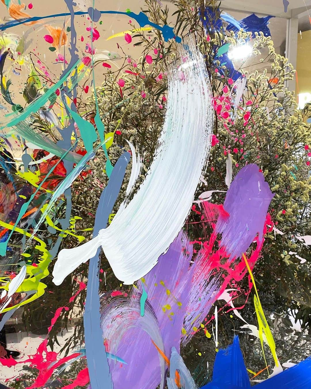 ISETAN PARK netさんのインスタグラム写真 - (ISETAN PARK netInstagram)「伊勢丹に訪れた春💐 🎨  今週末まで、伊勢丹新宿店の本館１階のど真ん中に、美しいお花とアート作品が登場しています。春の訪れを感じる彩り豊かなペイントは、気持ちを明るくさせてくれますね！  こちらのパネルは、ファッションや商品パッケージなど幅広く手掛ける、ペイントアーティスト佐々木香菜子さん @kanako_elhd  と、花や植物の可能性に挑戦する、フラワーコラボレーター DAISUKE SHIMURA @daisuke_shim  さんによって生まれたコラボ作品です。  さまざまなペイント手法と植物によって表現された作品をお楽しみください。  ■2月21日(日)まで ■本館1階  #花 #植物 #ペイント #フラワーアート#ペイントアーティスト #佐々木香菜子 #kanakosasaki #フラワーコラボレーター #daisukeshimura#アート #アートコラボ #paint #flower #flowerart #isetan #isetanshinjuku #イセタン #伊勢丹 #伊勢丹新宿 #伊勢丹新宿店」2月20日 11時27分 - isetan_shinjuku