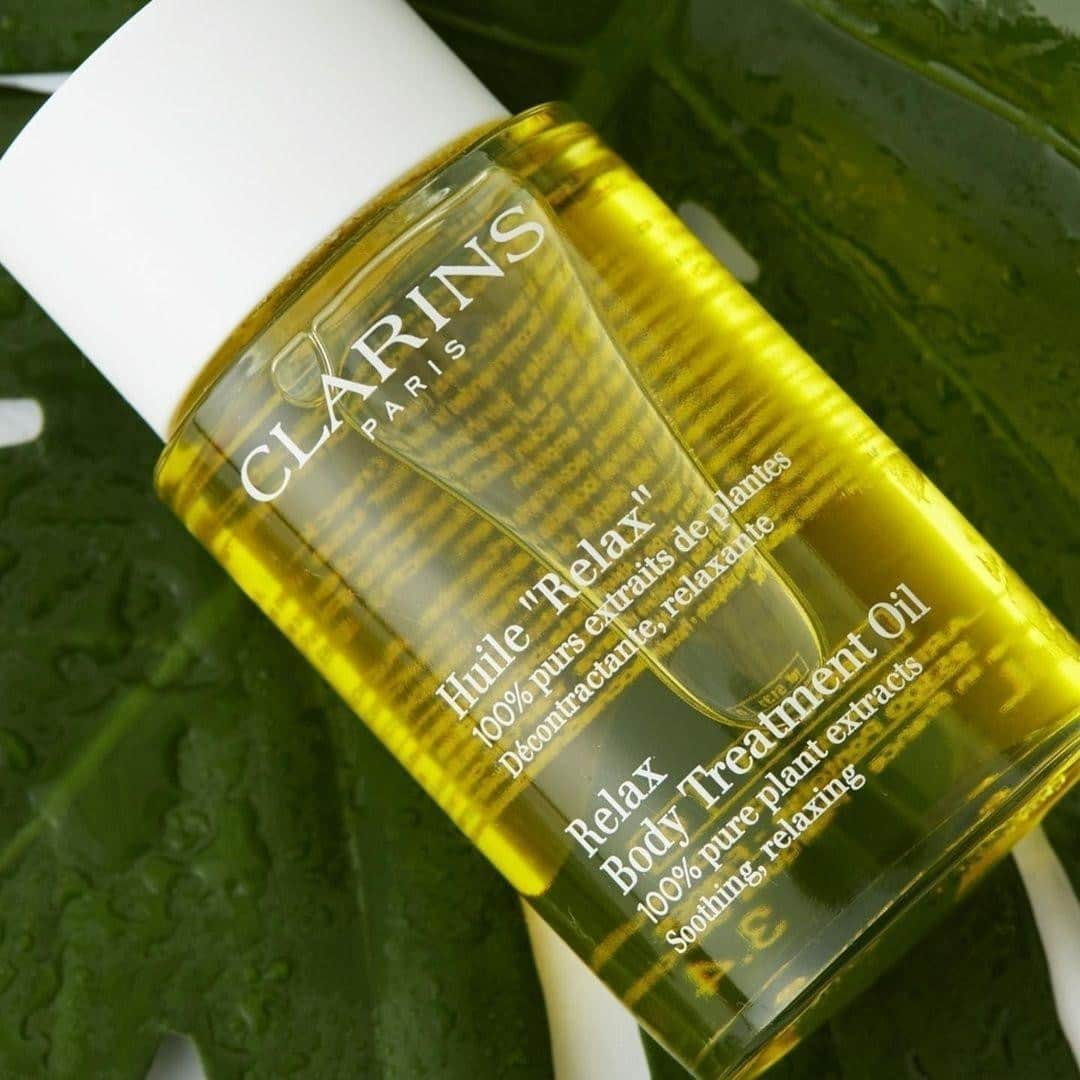 Clarins Canadaさんのインスタグラム写真 - (Clarins CanadaInstagram)「Our Relax Body Treatment Oil, 100% pure plant extracts is perfect after a long day to⁣ fight stress and relieve muscular tensions. The petit grain, camomile and basil essential oils it contains calms, relaxes and helps combat muscular tightness as well as physical and mental fatigue. It's literally relaxation in a jar!😌😇🍃⁣ ________⁣ Notre Huile Relax 100 % purs extraits de plantes est idéale après une longue journée pour combattre le stress et les tensions musculaires. Les huiles essentielles de petit grain, de camomille et de basilic qui la composent apaisent, calment, délassent et luttent contre les contractures musculaires et la fatigue physique & psychique.😌😇🍃⁣ .⁣ .⁣ .⁣ 📸 : @clarinsusa⁣ #Clarins #LiveBeautifully #Aromaphytocare #Aromatherapy」2月20日 11時30分 - clarinscanada