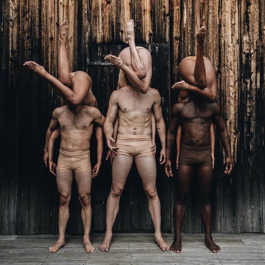 モニーク・コールマンのインスタグラム：「"Creativity involves breaking out of expected patterns in order to look at things in a different way."  ~Edward de Bono . . 📸 @oveck  🤎 @pilobolus  💫 @jacobspillow」