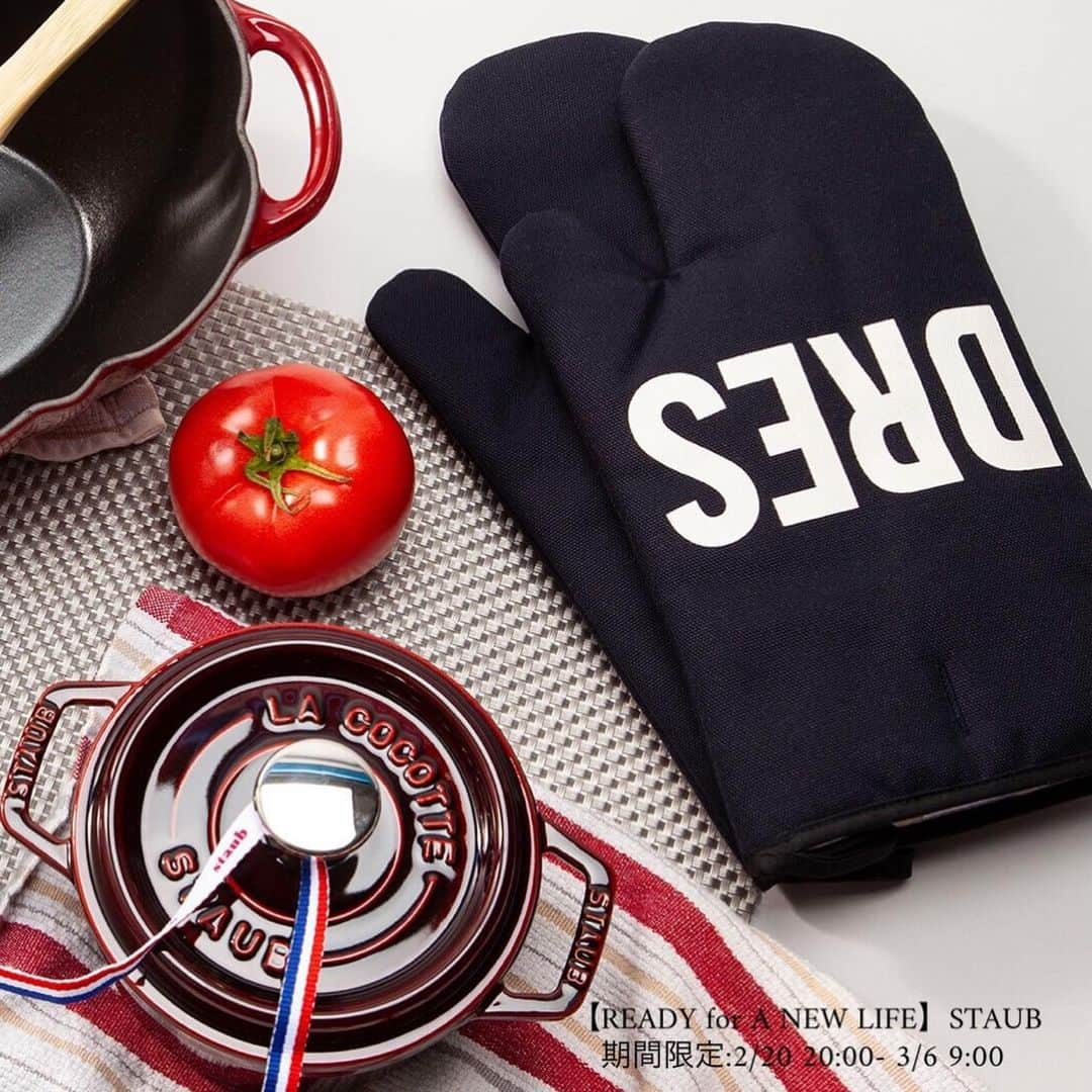 GLADDのインスタグラム：「《数量限定！》今夜20:00〜﻿ 中身が見える今回だけのSpecial BOXが登場🍅﻿ STAUB新生活用ギフトセット気になるのはどれ？﻿ ﻿ 〰︎〰︎〰︎〰︎︎〰︎〰︎〰︎〰︎〰︎︎〰︎〰︎〰︎〰︎〰︎﻿ 【READY for A NEW LIFE】STAUB﻿ 　期間限定セール：2/20 20:00- 3/6 9:00﻿ 公式インスタグラム： @staub_japan ﻿ ﻿ 🏷#ストウ部  ﻿ 1974年にフランスの三ツ星シェフらとの共同開発で生まれたSTAUBの鍋はヨーロッパをはじめ今や世界中の人々から愛されるキッチンツールに。 今回GLADDではおうち時間を充実させてくれる﻿STAUBの 《 新生活用ギフトセット》を4種類ご用意しました🌿 ﻿ 買い換えやコレクションの追加にもおすすめ！ お得なSpecial BOXは本日のストーリズをチェック🎁🔍 ﻿ ﻿ ①STAUB新生活Special BOX﻿ （ストウブ マルチパン30cm ブラック入り）﻿  58,850円　→33,000円 （税込）﻿ ﻿ ②STAUB新生活Special BOX﻿ （トマトココット 25cm 入り）﻿  61,600円　→33,000円 （税込）﻿ ﻿ ③STAUB新生活Special BOX﻿ （トマトココット 25cm 入り）﻿  62,700円　→33,000円 （税込）﻿ ﻿ ④STAUB新生活Special BOX﻿ （フレンチルースターココット 24cm 入り）﻿  102,300円　→55,000円 （税込）﻿ ﻿ ﻿  中身が見えるのも嬉しい今回だけのSpecial BOX🎁 食卓を彩る、大人気の#トマトココット 入りも🍅﻿ ﻿﻿ STAUBで挑戦したい料理や欲しいアイテムも ぜひコメントで教えてください✨ ﻿ ﻿ GLADDへの登録はプロフィールから🔗 @GLADD_official ﻿ ﻿ ﻿ #新生活準備 #gladd  #グラッド #グラポチ﻿ ﻿ 〰︎〰︎〰︎〰︎︎〰︎〰︎〰︎〰︎〰︎︎〰︎〰︎〰︎〰︎〰﻿ ﻿ #トマトココット#ひとりぐらし部屋　#ひとり暮らし部屋　#1人暮らし部屋　#新生活準備#staub #ストウブ #ストウブリネン #ストウブココット18  #キッチン #ベランピング #アウトドア #おうち時間 #おうちごはん #グラッドな暮らし#staub鍋  #期間限定セール #gladd  #ストウブ部 #新生活 #引越し #お洒落家電#新生活準備#トマトココットチェリー #ストウブ鍋 #ストウブ部 #ストウブ鍋 #新生活スタート #ストウブごはん #ココットロンド」