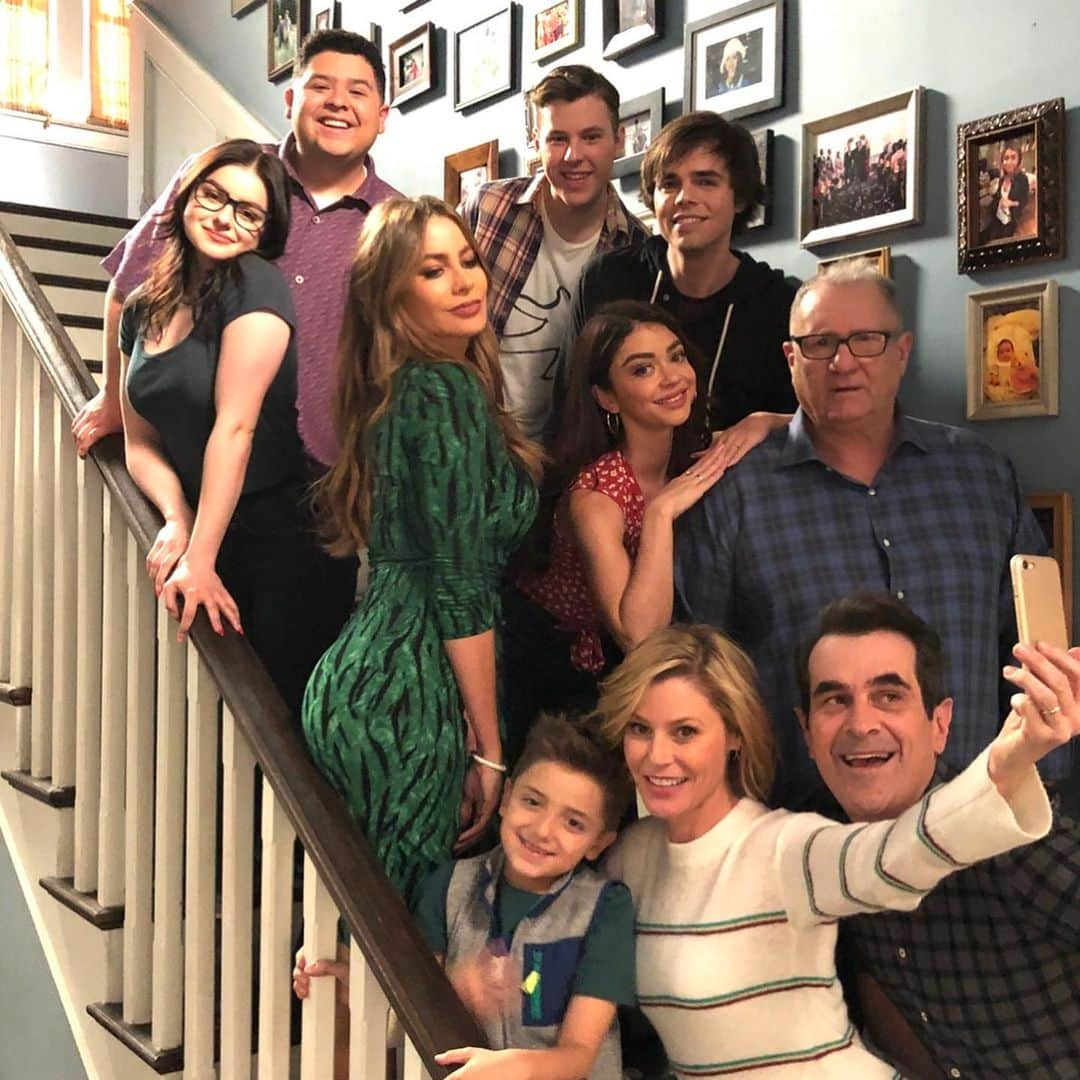 ソフィア・ベルガラさんのインスタグラム写真 - (ソフィア・ベルガラInstagram)「@itsjuliebowen @jessetyler  @ericstonestreet @sarahhyland @starringrico @arielwinter @nolangould_ ❤️❤️❤️❤️」2月20日 11時44分 - sofiavergara