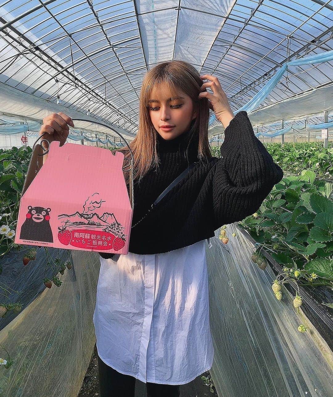 KIKOのインスタグラム：「6種類の苺を食べ比べ🍓🍓🍓  フルーツ大好き🥺🧡  シャツシワシワになっちゃった😨  #苺　#いちご狩り」