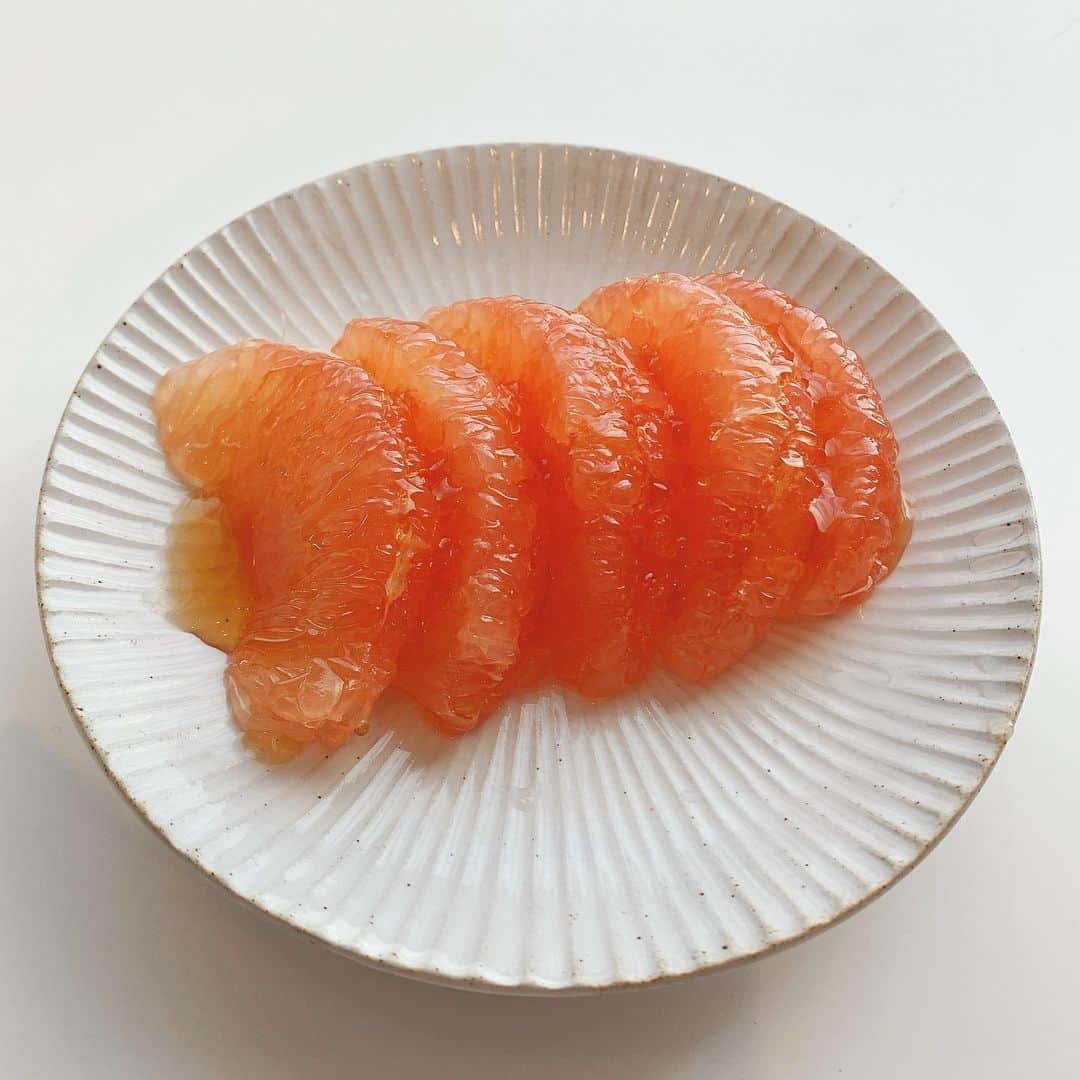 水沢エレナさんのインスタグラム写真 - (水沢エレナInstagram)「最近ピンクグレープフルーツに、はちみつをたっぷりとかけて食べるのにハマってるよ✌️✨ お肌にも健康にも良さそうじゃない？   #ピンクグレープフルーツ #はちみつ」2月20日 11時45分 - erena_mizusawa_official
