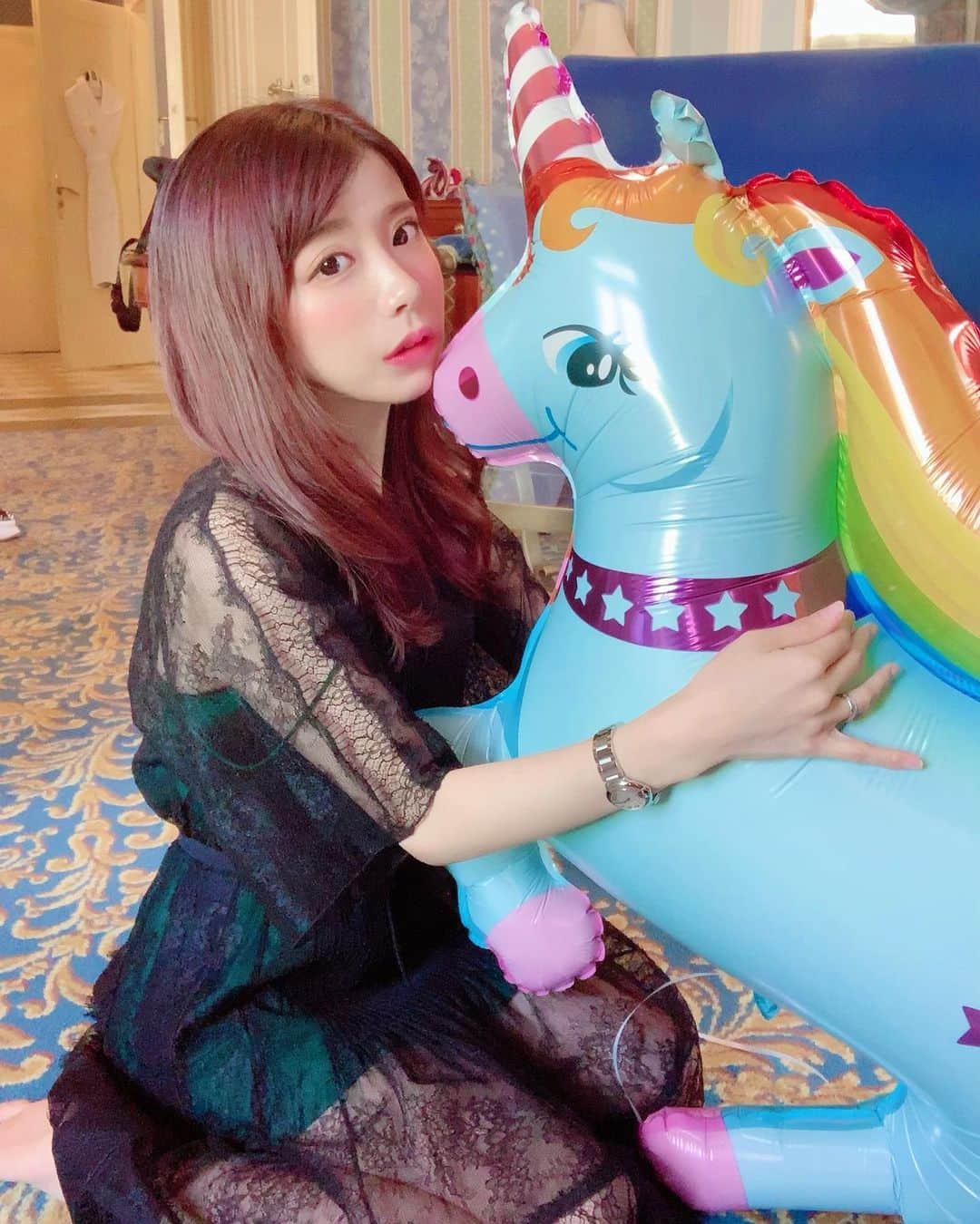 まんまるとまとのインスタグラム：「I want to go to Disneyland ・ ディズニーって 不思議よね なんか定期的に いきたくなる🙃🙃🙃 ・ ・ ・ ・ ・ #ディズニーランド #ディズニーシー #ディズニー #サンリオ #ユニバーサル #ユニコーン #風船 #バルーン #赤髪 #サロンモデル  #ロココ #アンティーク #ロングヘア  #ディズニー写真部 #ヌメロヴェントゥーノ  #マイメロ #シナモン #プリクラ  #disney #disneyland #disneysea  #balloon #universal #Sanrio #japan #girl #pink #anime #n21」
