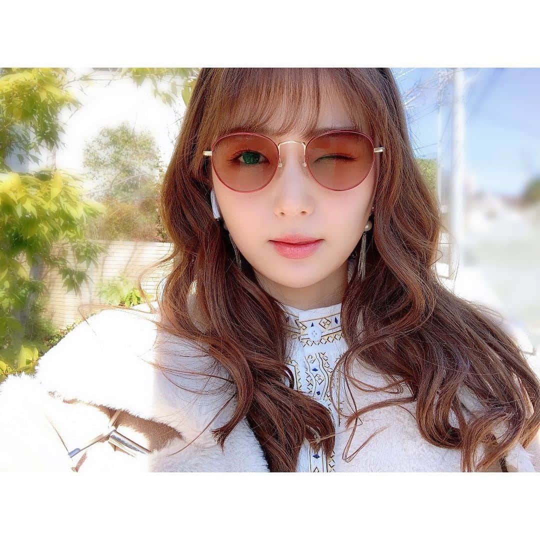 長谷川かすみのインスタグラム：「調光レンズ🤓 紫外線の量が多い時に色がついてくれます。室内では透明だからめっちゃ良い！！ このところ、日差しが強いので重宝してます😌  最近この髪の巻き方好き。毛先の方は内巻き、顔まわりは外巻き。  それにしても、この日は一段と顔が丸いな…🥲」