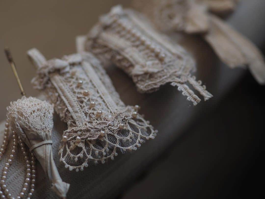 kiyomiさんのインスタグラム写真 - (kiyomiInstagram)「♡ ・ original handmade miniature  .  I made a corset  . コルセットとボネを作りました。 針仕事は向いていません😩 お洋服を作られている方 すごいです🙌  レースに細かくいれた ビーズが全くわかりません。涙 #自己満足 ・ 後ろもあります👆 ・ ・ ・ ・ ・ ・  ・ ・ #ミニチュア#miniature#dollhouse #Frenchinterior #ブロカント #antique#Frenchstyle#cute#closet #シャビーシック#Interior#corset #antique  #Frenchdecor#brocante #アンティーク風#brocantestyle#shabby #shabbychic #shabbychicdecor#armoire #コルセット#chair  #ボネ」2月20日 11時52分 - chiisanashiawase2015