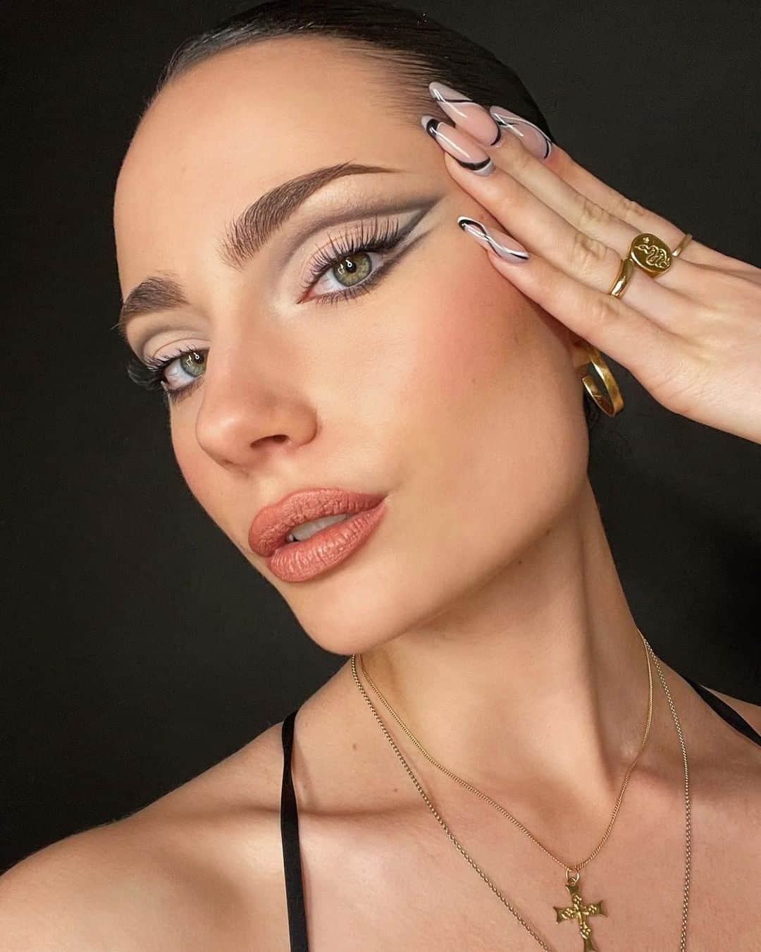 Anastasia Beverly Hillsさんのインスタグラム写真 - (Anastasia Beverly HillsInstagram)「Freeze that fierce look into place. 🥶 🥶🥶 @benkobeauty gets brows that won't budge or smudge with our iconic 🥶 Brow Freeze 🥶 clear styling wax and Brow Wiz retractable eyebrow pencil.  #anastasiabeverlyhills #anastasiabrows #abhicedout #browfreeze」2月20日 11時53分 - anastasiabeverlyhills