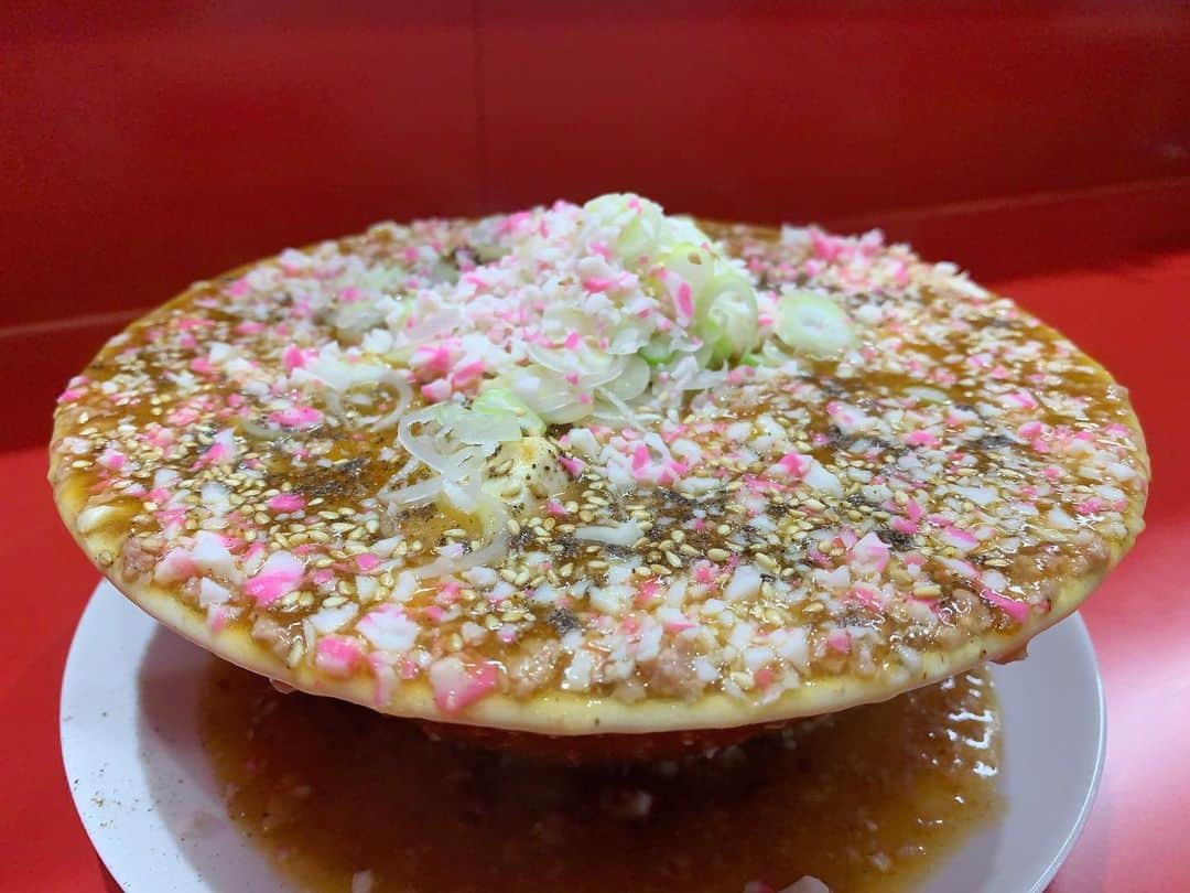 のインスタグラム：「インパクト抜群な溢れ麻婆麺！ 丼から溢れる麻婆スープに刻みなるとが散らされた衝撃のビジュアルです🍥 見た目のインパクトは相当ですが、食べてみると優しく奥深い、お母さんのカレーのような安心感のある味わいです🍜 浅草開化楼製のモッチリ太麺も美味い！ ライスはマストです。 #susuru_tv #1793日目 #ラーメンししょう #ししょう #柏の葉キャンパス #千葉 #麻婆麺 #ライス #うまい  #ラーメン #らーめん #ramen #ラーメン部 #ramennoodles #毎日ラーメン生活 #麺スタグラム #japaneseramen #japanramen #foodstagram #foodie #noodles #instanoodle #instaramen #instafood #susururecommended #千葉ラーメン #マーボー麺」