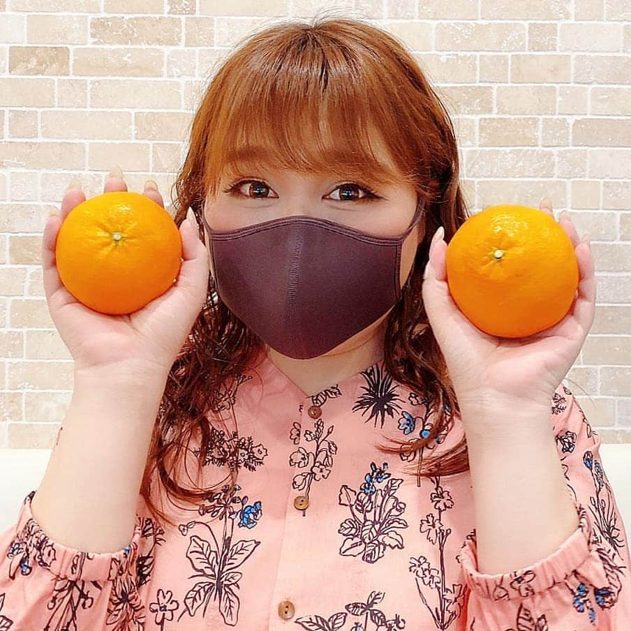 りんごちゃんさんのインスタグラム写真 - (りんごちゃんInstagram)「🍊もろた  #愛媛の #トミさん  #ありがティン  #デカくて #甘酸っぱくて  #うまティン  #ミカン #mikan #蜜柑 #みかん」2月20日 12時04分 - ringochan_0626