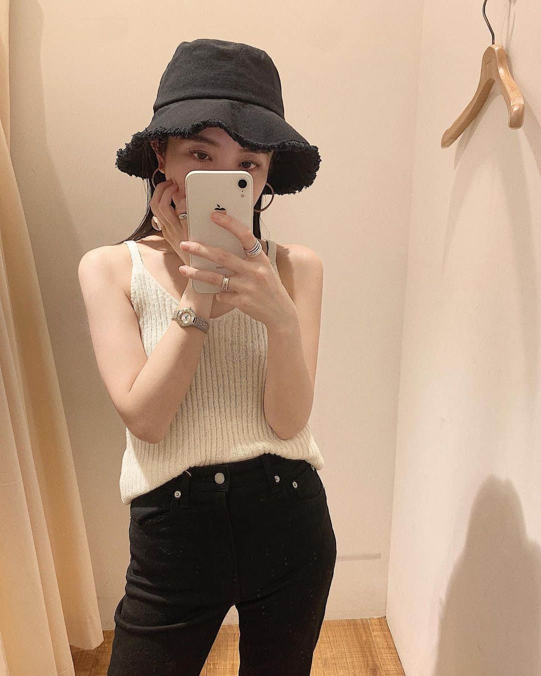 大波絢香のインスタグラム：「*﻿ * ﻿  ﻿ お店ですぐ完売してしまったハット🙄 はやめに買っておいてよかった〜♡  私はもちろんBLKにしましたよ〜◎  ﻿ WEBではまだ購入できるみたいです！！！ ストーリーにリンクはっておきますね👀♡  こちらにも10%OFFクーポン使えるよ〜◎ 🎫MS_05898  ﻿﻿ ﻿﻿﻿﻿﻿﻿﻿﻿﻿﻿﻿ @ungrid_official﻿﻿﻿﻿﻿﻿﻿﻿﻿ @ungrid_staffsnap ﻿﻿﻿﻿﻿﻿﻿﻿﻿﻿﻿﻿﻿  #ungrid#ungrid_ayaka#ct70#仙台#仙台パルコ#大人カジュアル#きれいめカジュアル#大人コーデ#黒髪#シンプルコーデ#バケットハット#コンバース#ハイカット#チャックテイラー」
