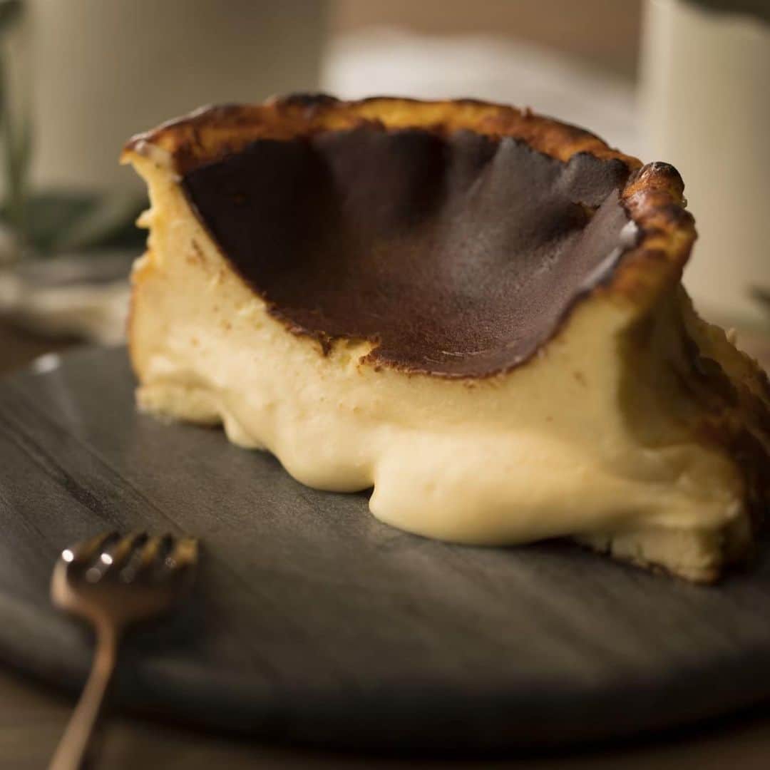 THE LUIGANS Spa&Resortのインスタグラム：「*﻿ 『バスクチーズケーキ』﻿ ﻿ カフェはもちろん、﻿ 館内SHOPにてテイクアウトもご用意しております！﻿ ﻿ 息抜きのカフェタイムでも、おうち時間でも。﻿ ほろ苦い香りと、口の中でとろける濃厚な味わいを﻿ ぜひお楽しみください。﻿ ﻿ -----------------------﻿ 今週末は営業いたしております！﻿ 2/19-22﻿ 〈HOTEL〉15:00 CHECK-IN﻿ 〈RESTAURANT〉11:00〜19:00(L/O)﻿ 〈ROOM SERVICE〉11:00〜20:00(L/O)﻿ 〈SHOP〉8:00〜23:00(CLOSE)﻿ ﻿ 2/23﻿ 〈RESTAURANT〉11:00〜16:00(CLOSE)﻿ -----------------------﻿ ﻿ ﻿ その他営業日につきましては、﻿ プロフィールURLのトピックス、﻿ 『2月・3月営業日のお知らせ』をご確認ください。﻿  #ルイガンズ #luigans #theluigans」